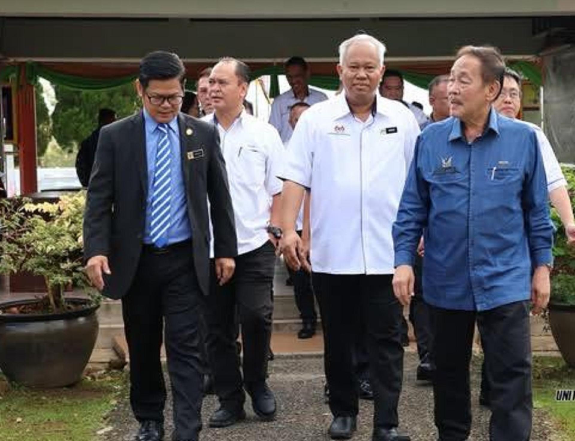 拿督斯里罗伦沙嘉（右）在校园视察一瞥。