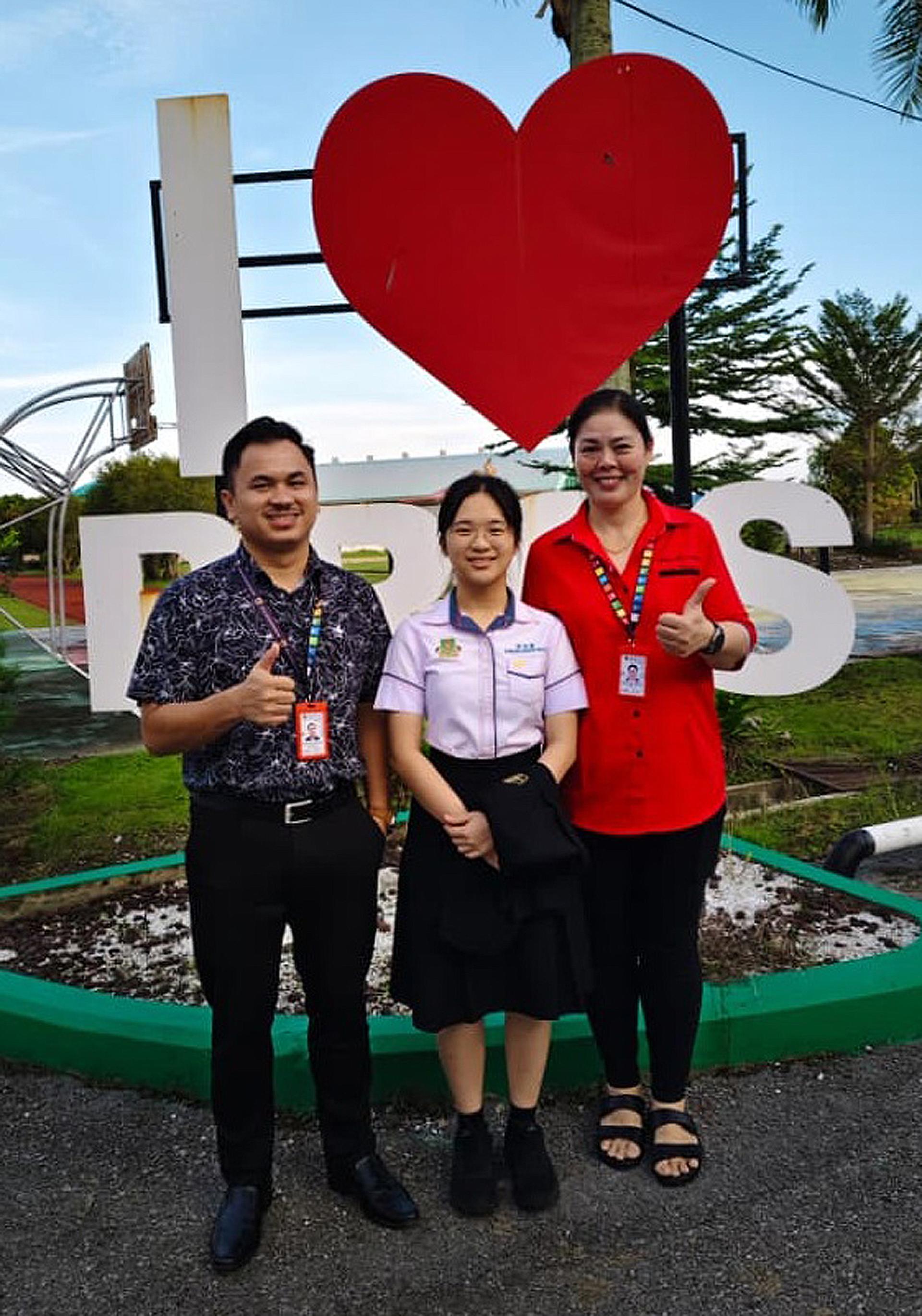 在2025年全国华文独立中学统一考试（UEC）初中统考中，廉律中学学生陈佳萱同学凭着坚定的学习态度与持续不懈的努力，成功考获8A的优异成绩。