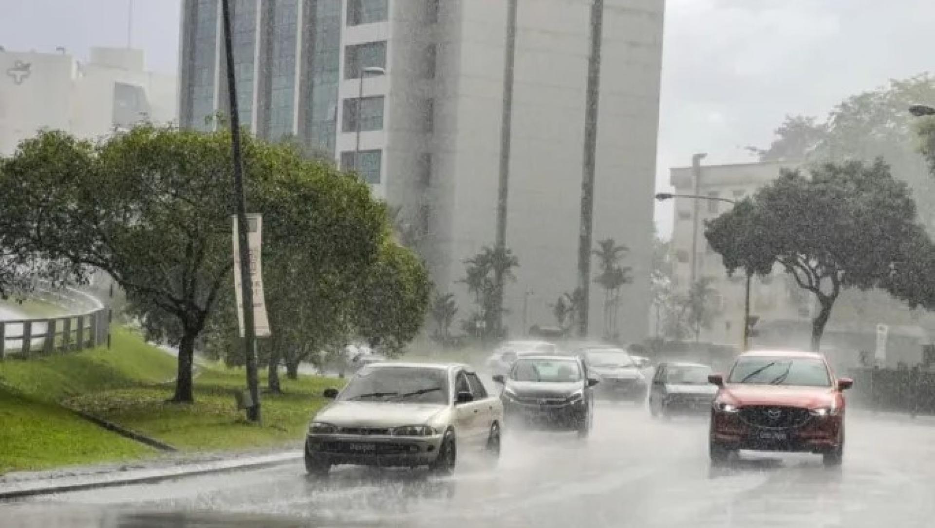 古晋街道遭暴雨浸湿。