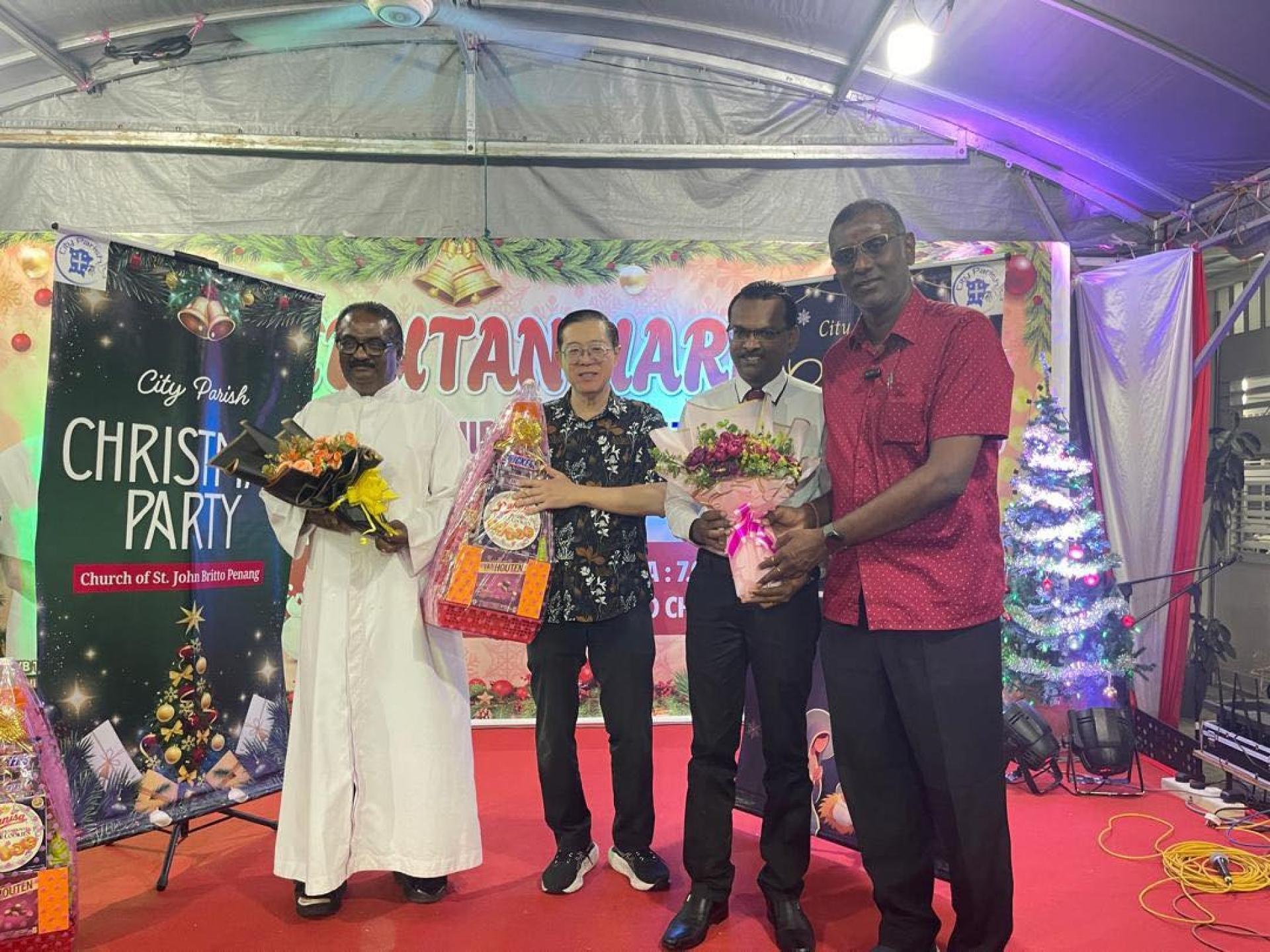 林冠英出席日落洞国会选区服务中心圣诞开放门户及新年庆典活动时拍摄的照片。右1为雷尔国会议员。