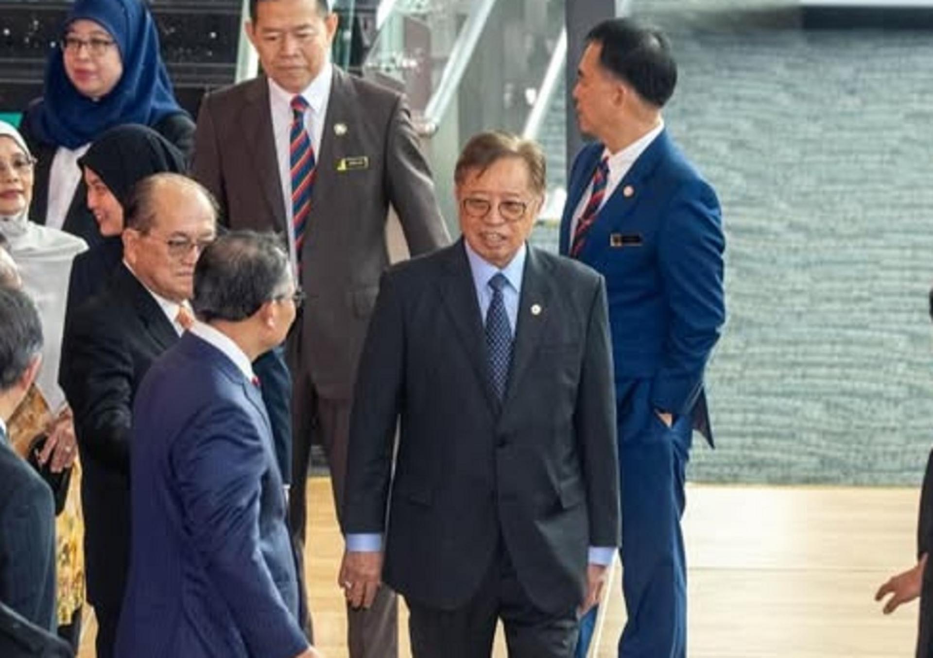 砂总理阿邦佐哈里抵达会场。