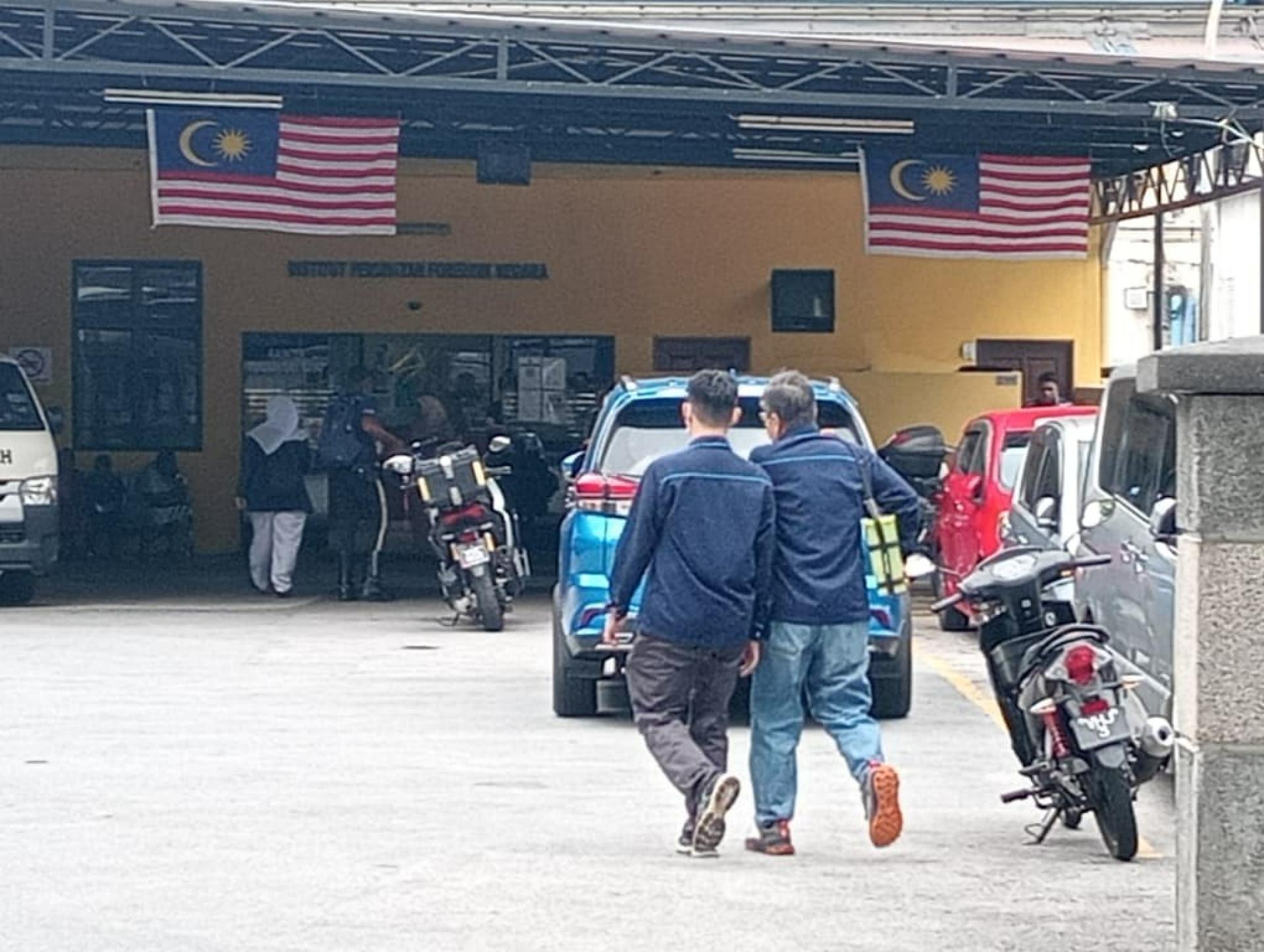 死者实习期间的老板（右）进入太平间。