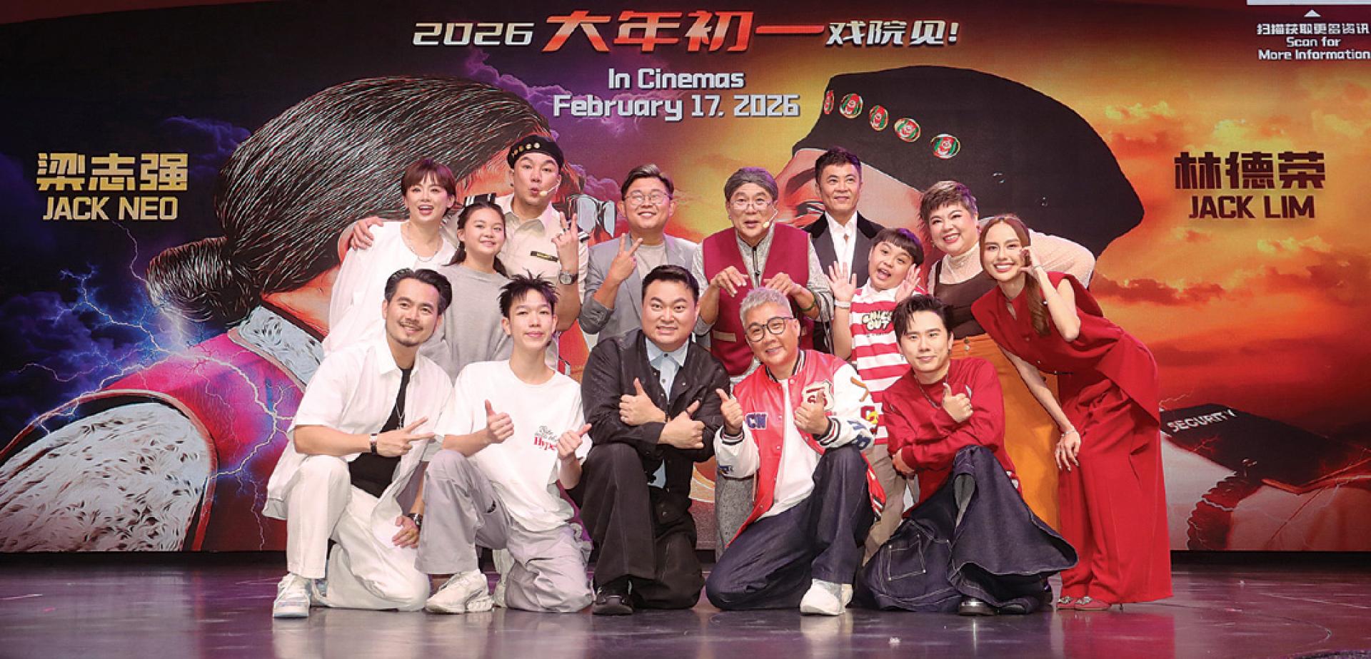 《阿炳vs梁婆婆》台前幕后大合照，后排左起为曾洁钰、谢芷萱、林德荣、赖健雄、梁志强、曹国辉、邱昱智、张文盈与关丽燕。前排左起为王义翔、林修丞、车志立、唐纬颜及李育鑫。