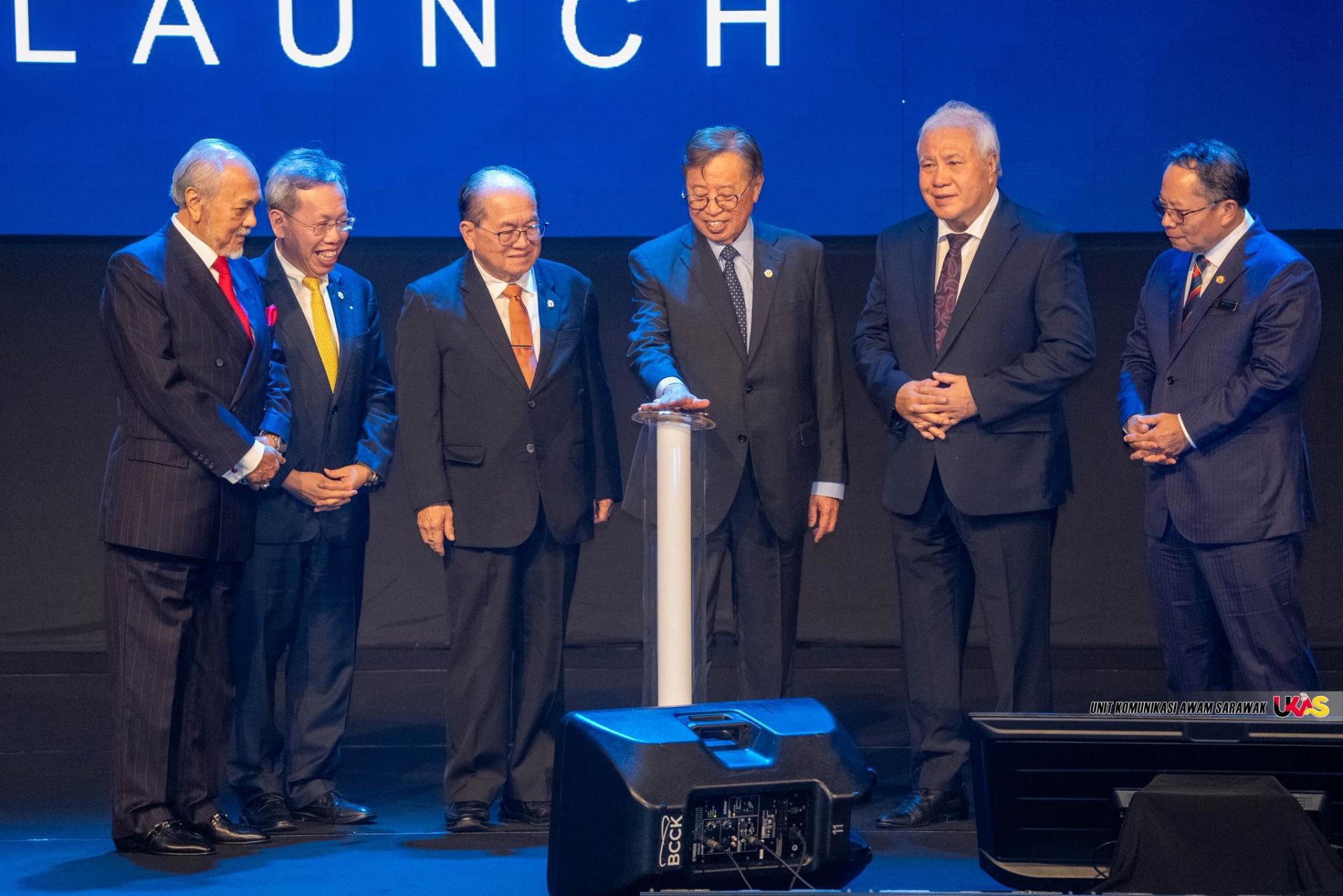 砂总理阿邦佐哈里（右3）在砂议长阿斯菲雅（左起）、副总理沈桂贤、副总理道格拉斯、副总理阿旺登雅及州务秘书阿布巴卡的陪同下，为活动主持仪式。