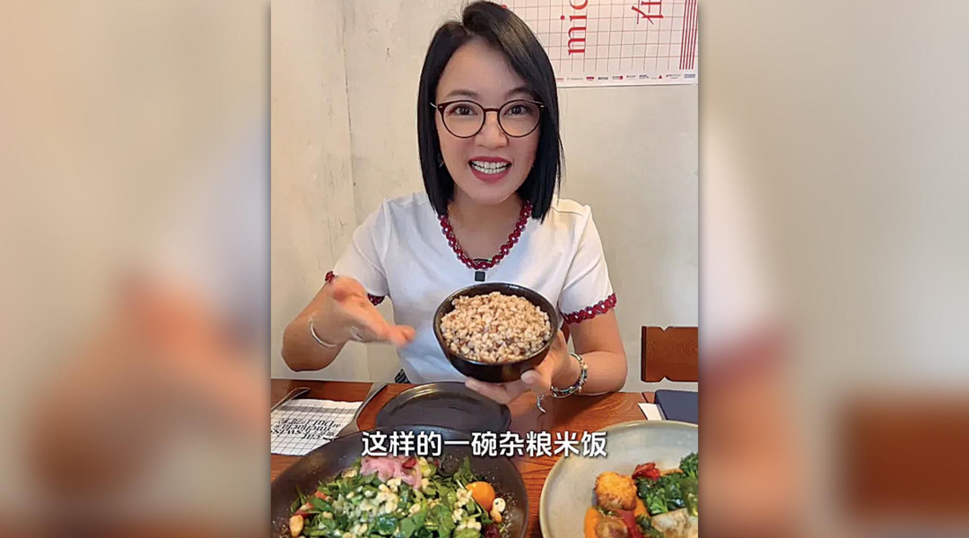 阿雅走访素食餐厅，推广吃素的好处。