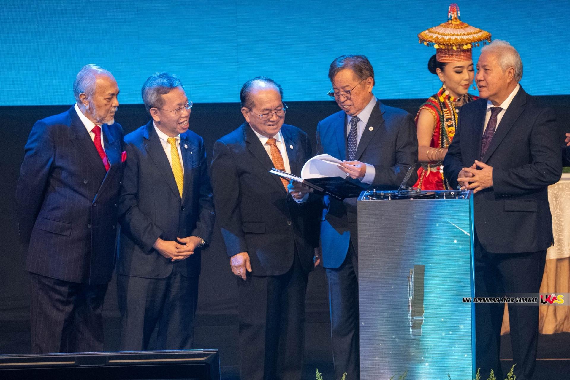 砂总理阿邦佐哈里（右2）在内阁成员的陪同下，翻阅印有其过往执政期间的“成绩”书籍。