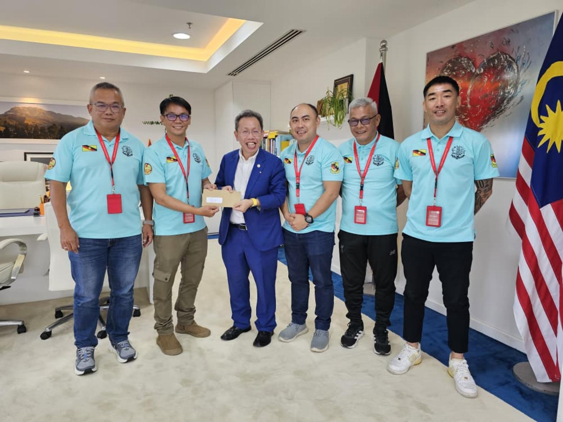 晚宴筹委主席陈实祥（左2）移交邀请担任晚宴主的信函予砂副总理拿督阿玛沈桂贤医生担任本次晚宴的主宾。左1是比赛筹委主席许华平，右1起为接待主任黄星星、副筹委林炳文及音响主任周克勋。