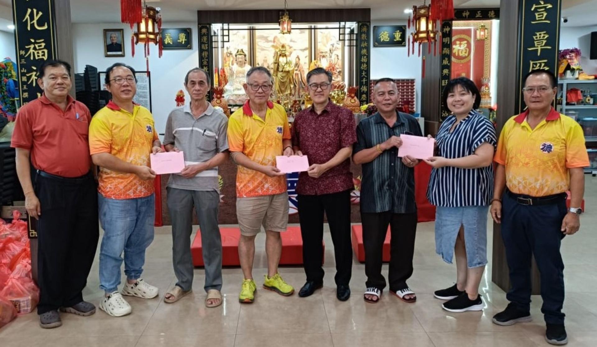 260113-JIXING-01 陈桂彬（右2）、社长陈瑞兴（右5）及林庆鸿（右7）个别移交济兴善社创阁一周年庆典嘉宾邀请函予甲必丹林传政（右3）、薛华东（右4）与颜世明（右6）。右是筹委罗炎贤、左为义诊顾问陈中兴。