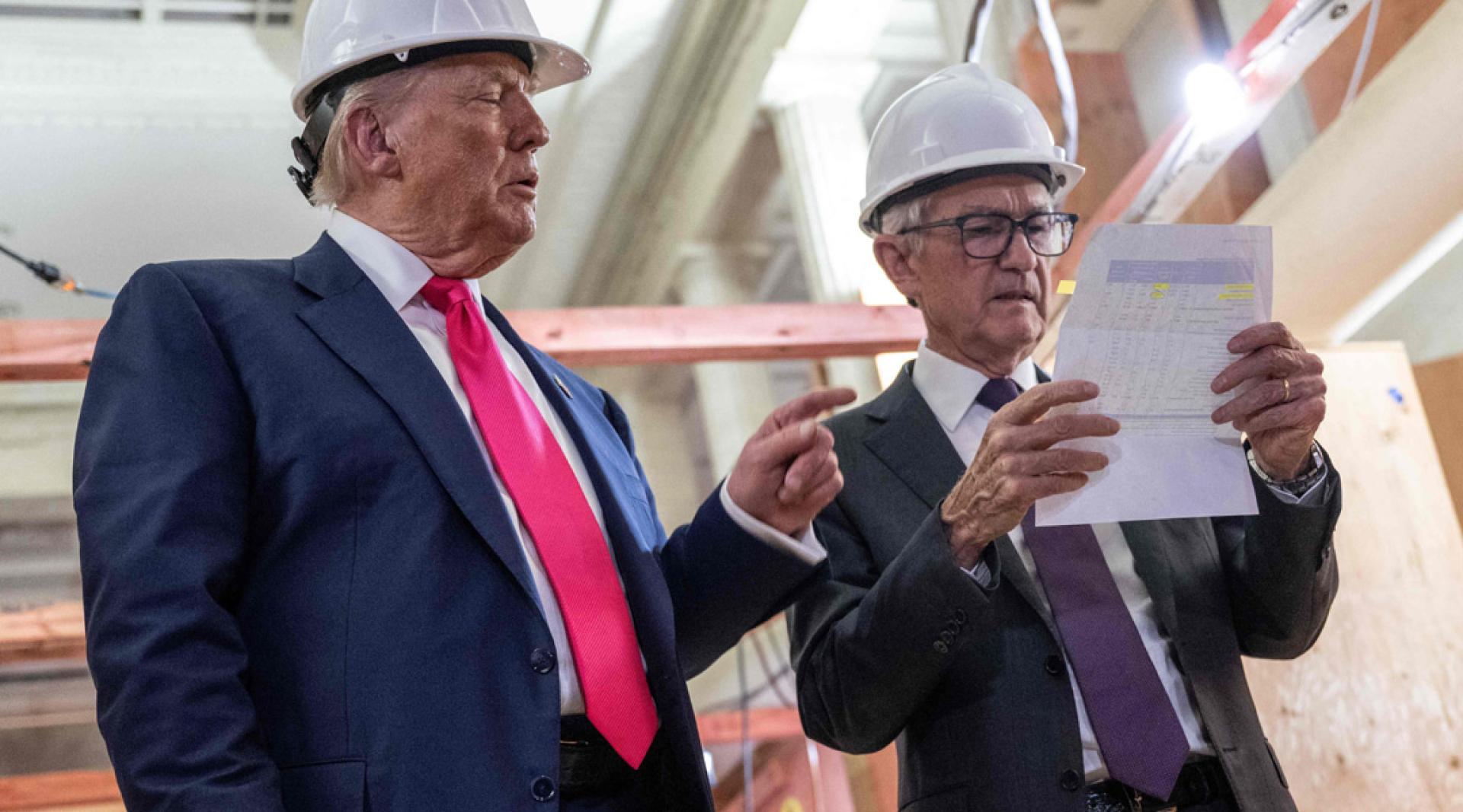 特朗普在2025年7月24日造访美联储总部翻新工程现场时，曾当面向鲍威尔质疑翻新工程的成本。