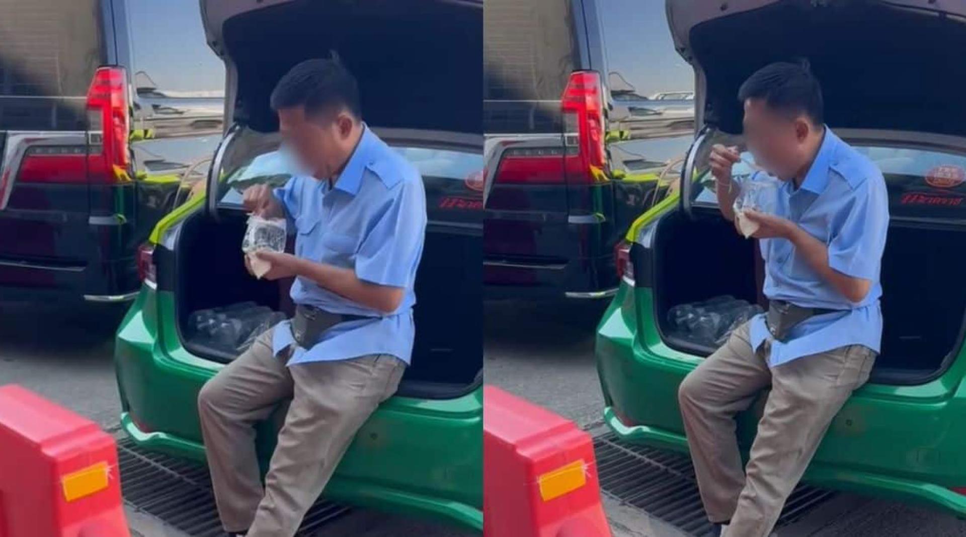 泰国的士司机坐在后车厢上，用塑胶汤匙从塑胶袋中吃饭。（图：脸书）