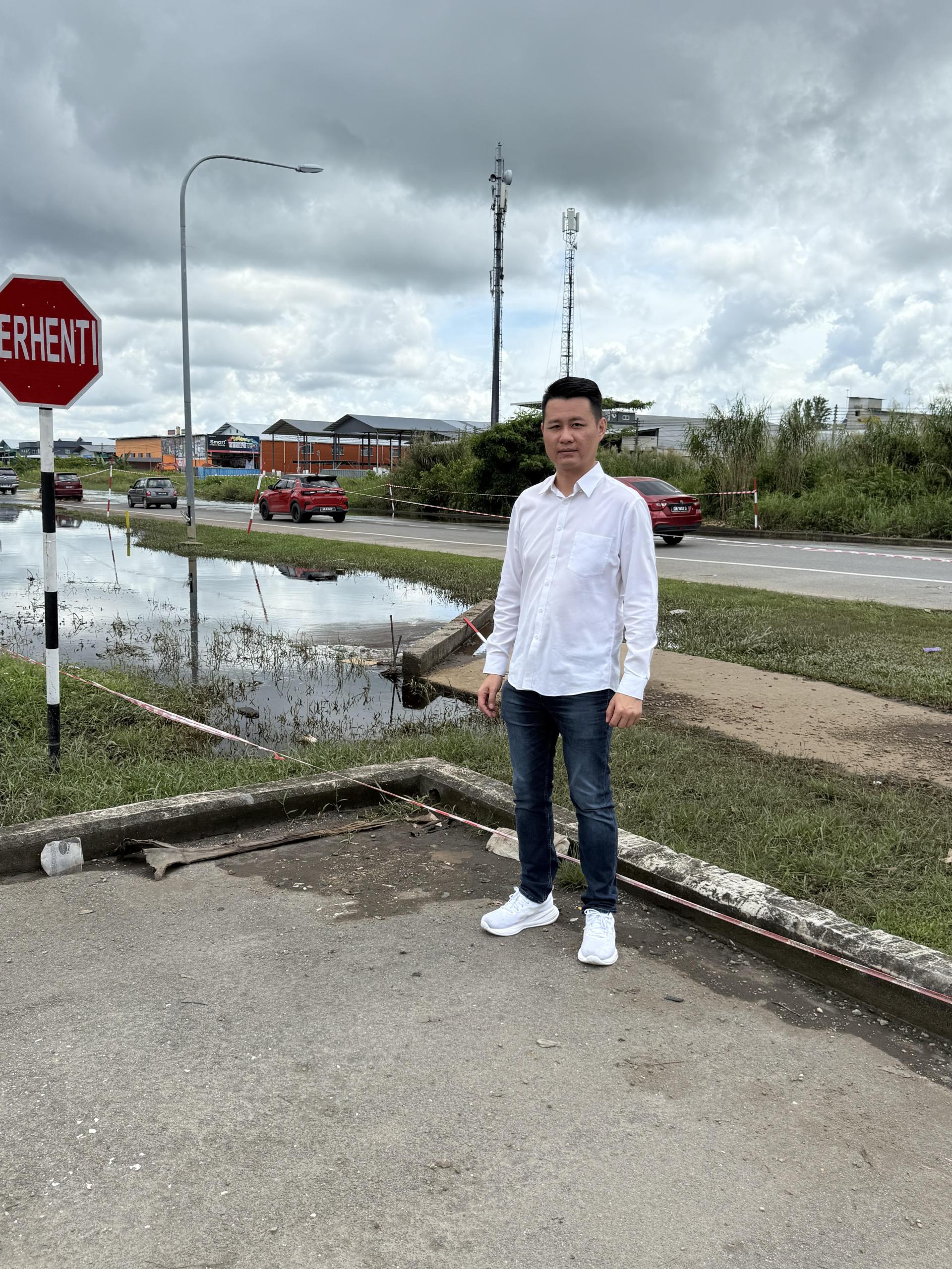 砂行动党秘书林思健昨日视察情况发现虽然停雨已经两天了，但是路旁沟渠的水还是溢满不能排出，显示排水系统的结构性问题。