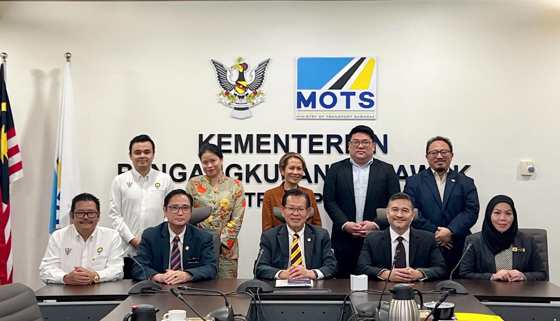 婆罗洲航空新任首席执行官梅加特阿迪安（右2）与其团队拜访拿督斯里李景胜（中）后合影留念。