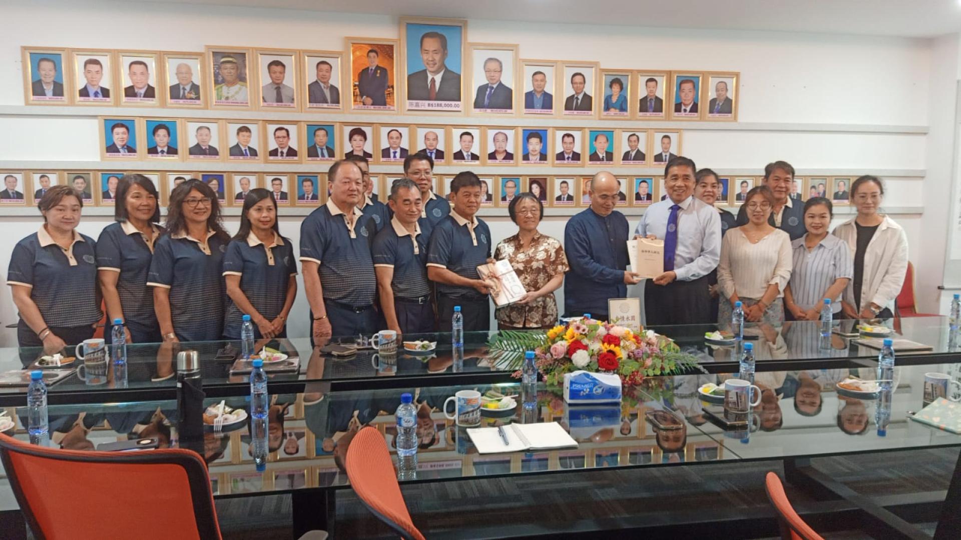 暨南大学国际关系学院／华侨华人研究院代表团与汶莱福州十邑同乡会互赠纪念品