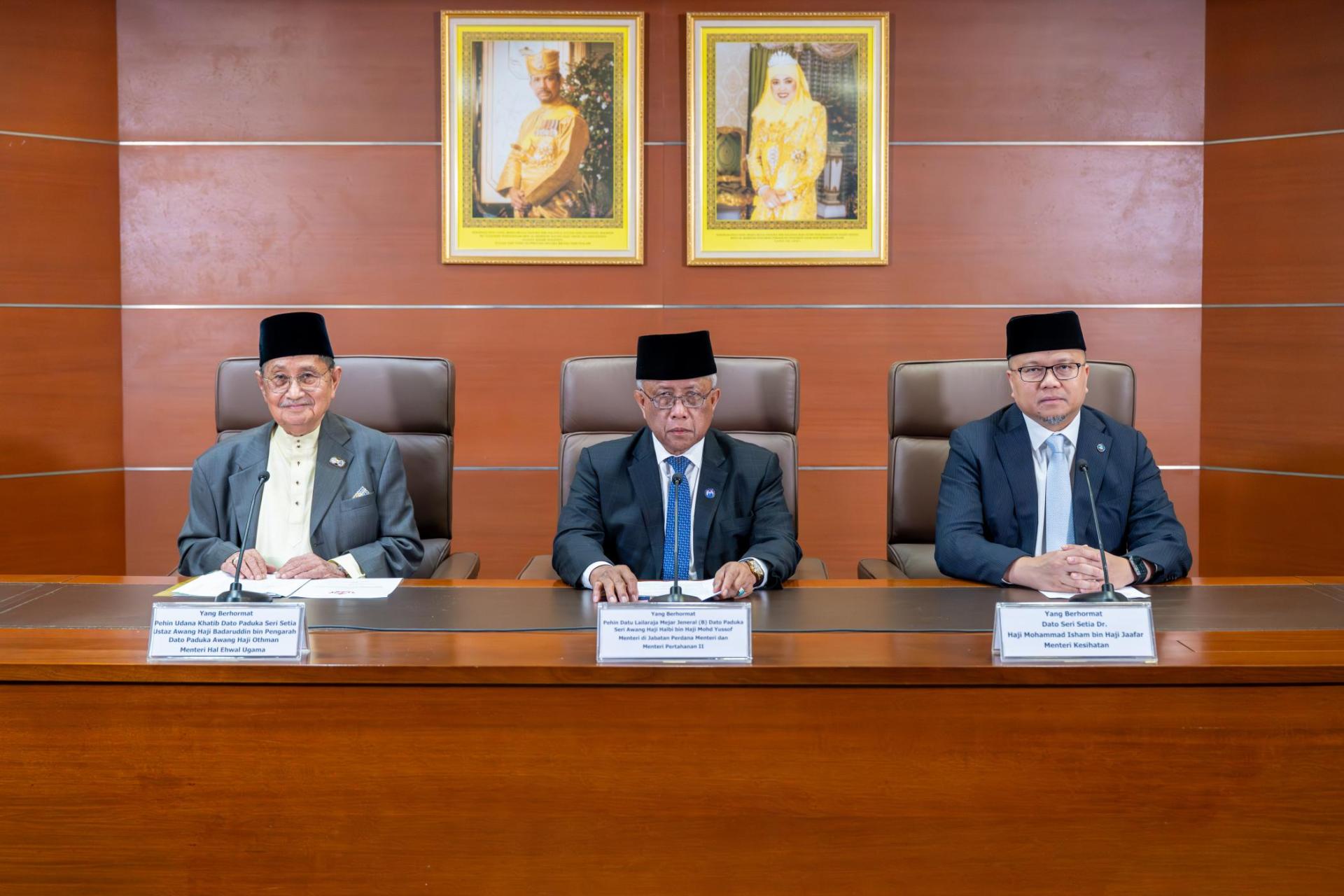 首相署部长兼国防部第二部长佩欣拿督莱拉惹退役少将拿督巴杜卡斯里阿旺哈芝哈比、卫生部长拿督斯里瑟迪亚哈芝莫哈末依桑，以及宗教事务部长佩欣乌达纳卡迪卜拿督巴杜卡斯里瑟迪亚乌斯达兹哈芝阿旺巴达鲁丁，在电视台联袂发布有关苏丹陛下健康事宜的特别公告。