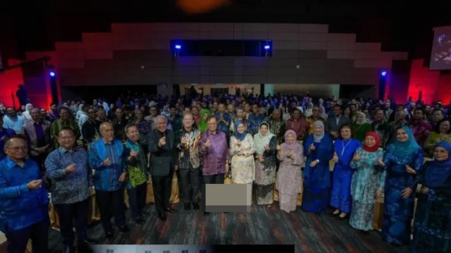 2026年1月13日，砂拉越总理拿督巴丁宜丹斯里阿邦佐哈里（左7）与嘉宾在古晋希克玛交流活动中心出席“与砂拉越总理同在九年市政厅对话会”。