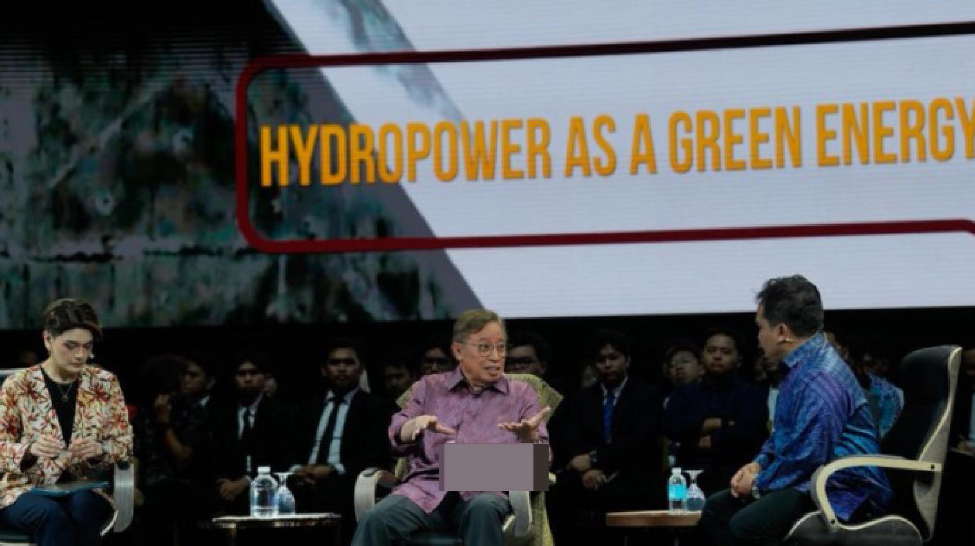 2026年1月13日，砂拉越总理拿督巴丁宜丹斯里阿邦佐哈里（中）在古晋希克玛交流活动中心出席“与砂拉越总理同在九年市政厅对话会”并发表谈话。