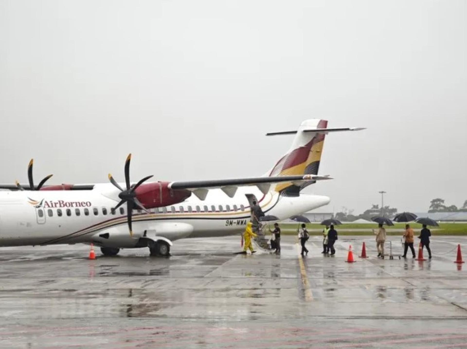 2026年1月2日，乘客在古晋国际机场登上飞往沐胶的AirBorneo航班。