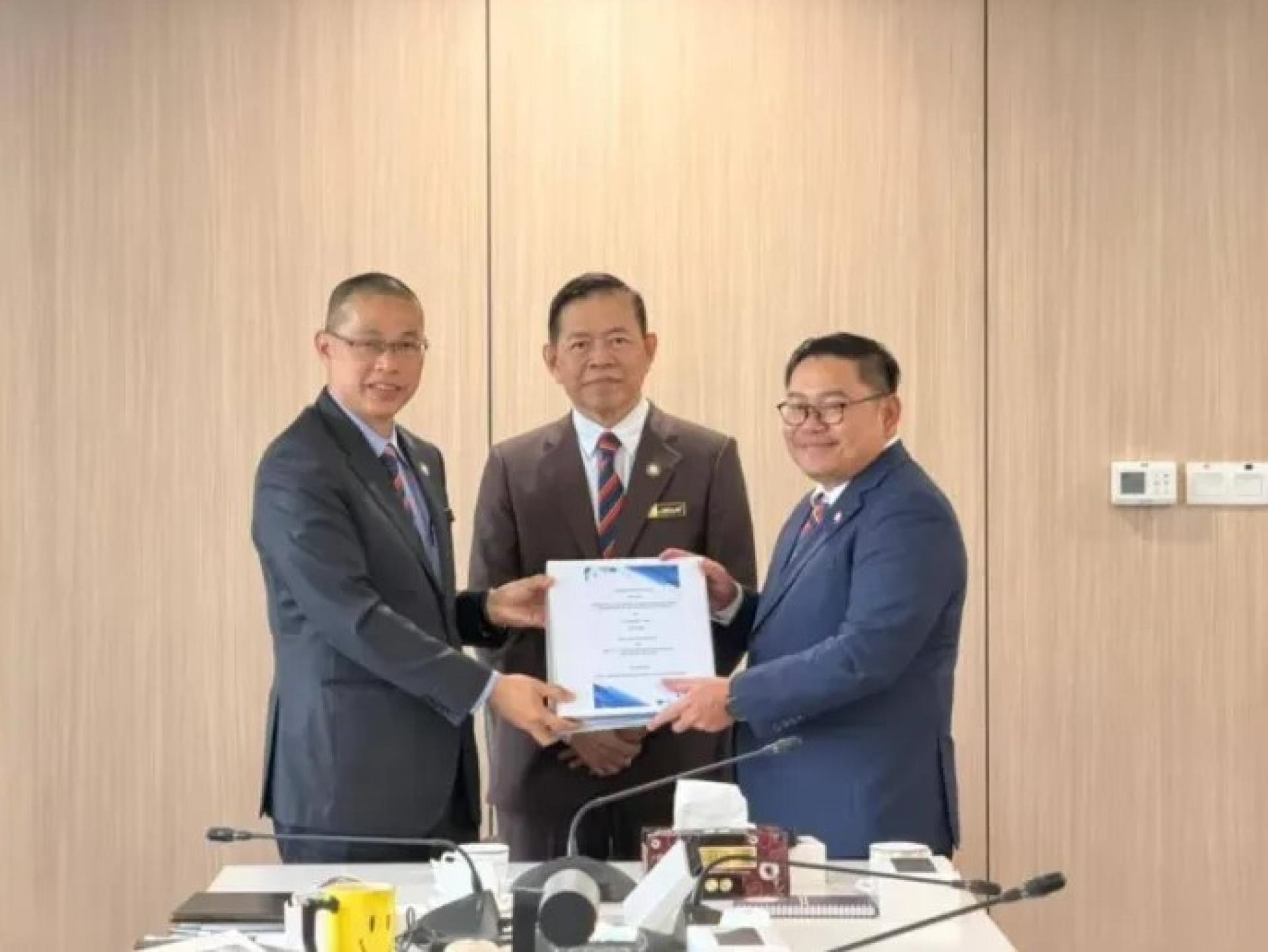 2026年1月13日，砂拉越经济策划单位主任交接仪式在古晋马来西亚父亲大厦举行，阿旺莫哈末法迪拉（左）从莱斯特（右）手中接过正式交接文件，砂拉越副州秘书（经济策划与发展）拿督斯里穆哈末阿都拉曼扎伊德尔博士（中）见证。