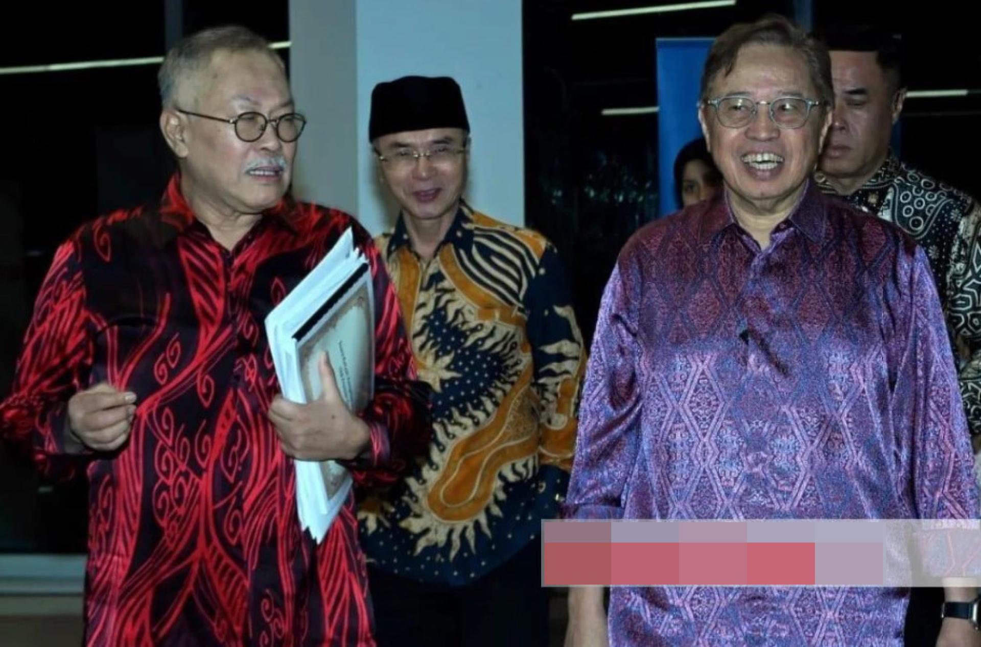 砂拉越总理拿督巴丁宜丹斯里阿邦佐哈里抵达会场时，由（左起）TVS首席执行员古赛里阿邦及砂拉越媒体集团董事拿督詹尼里阿米尔博士陪同。