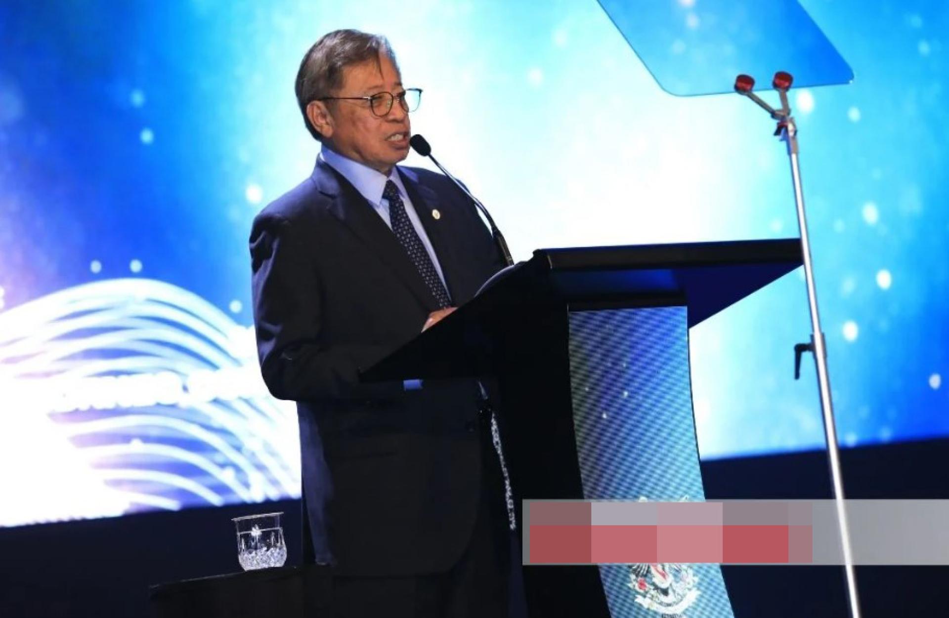 砂拉越总理拿督巴丁宜丹斯里阿邦佐哈里在纪念执政九周年之际，今年这一里程碑对他来说更具个人意义——因为缺少了身边最亲密的伴侣。