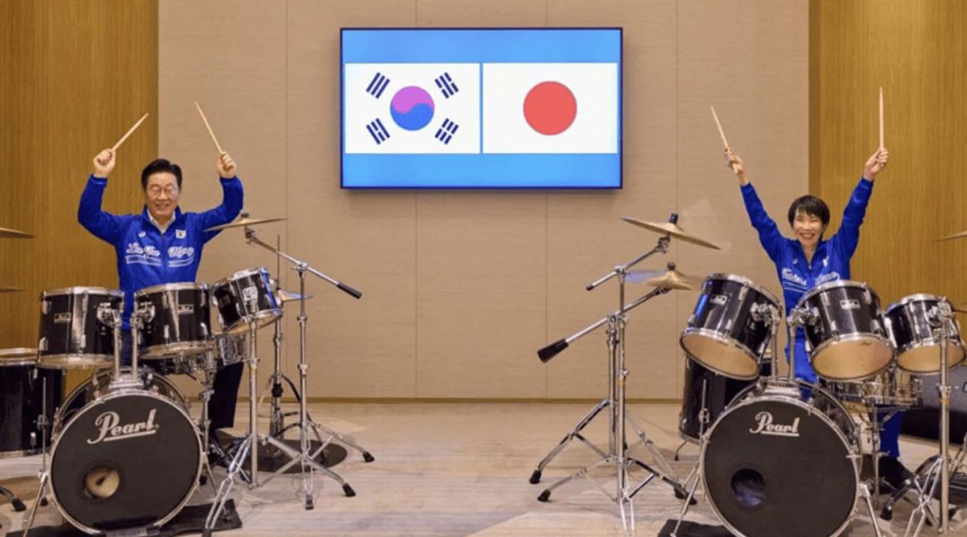 高市早苗（右）展现出“专业级”技巧掌握节拍，并在现场对李在明（左）进行即席教学。