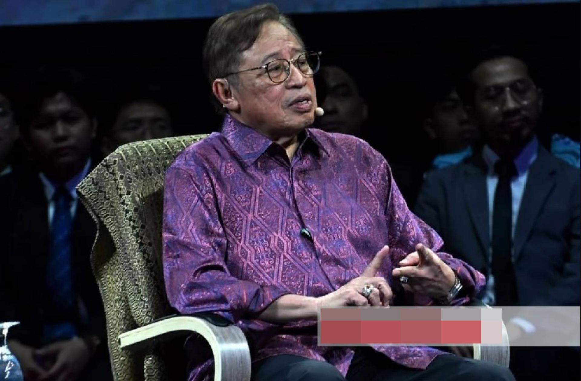 阿邦佐哈里在市政厅交流会上发言。