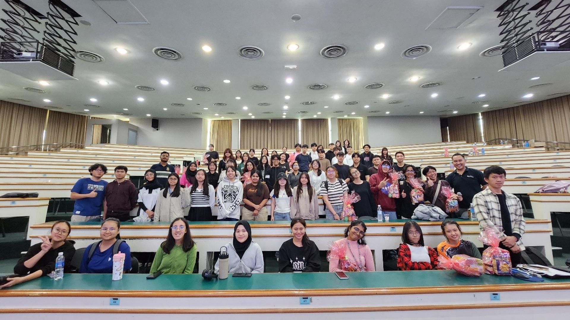 学生与主办方及嘉宾讲师文辉燕（前排中）合影。