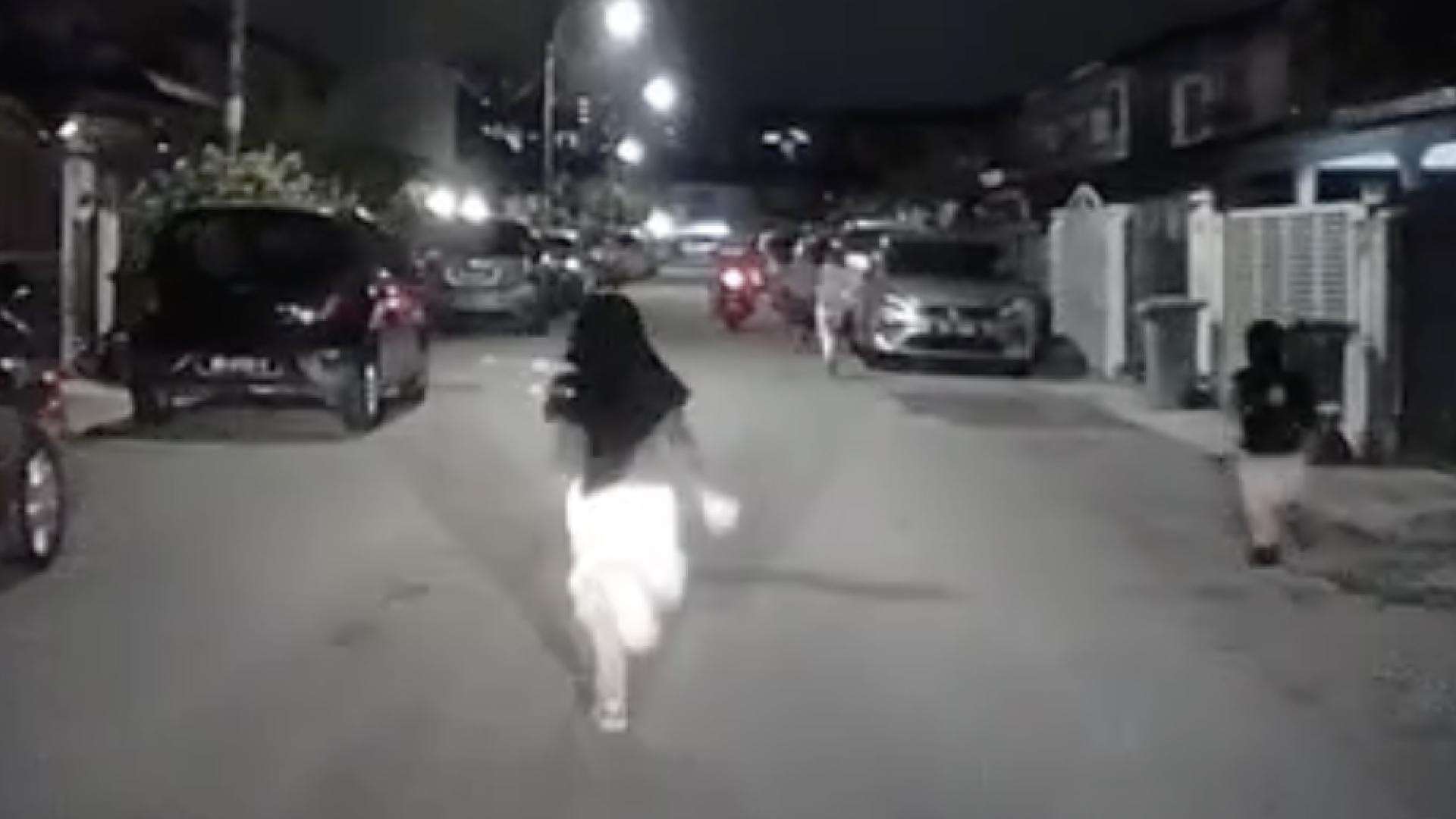 一名司机在住宅区准开车离开时，突然发现一群小孩在路上奔跑，而且完全没有父母在看顾。