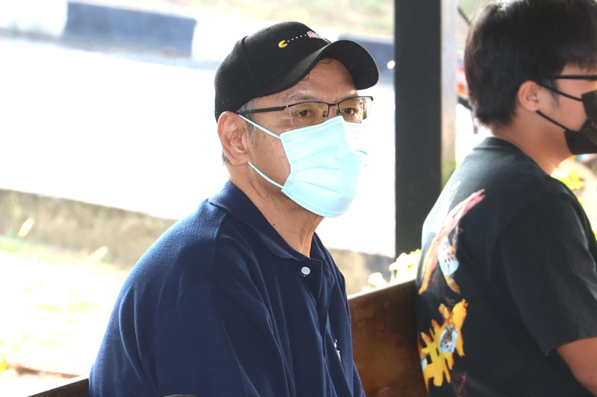 龙少高（左）因篡改汽车注册车牌，企图购买仅限马来西亚注册车辆使用的受补贴RON95汽油，周三被古来推事庭判处罚款9000令吉。