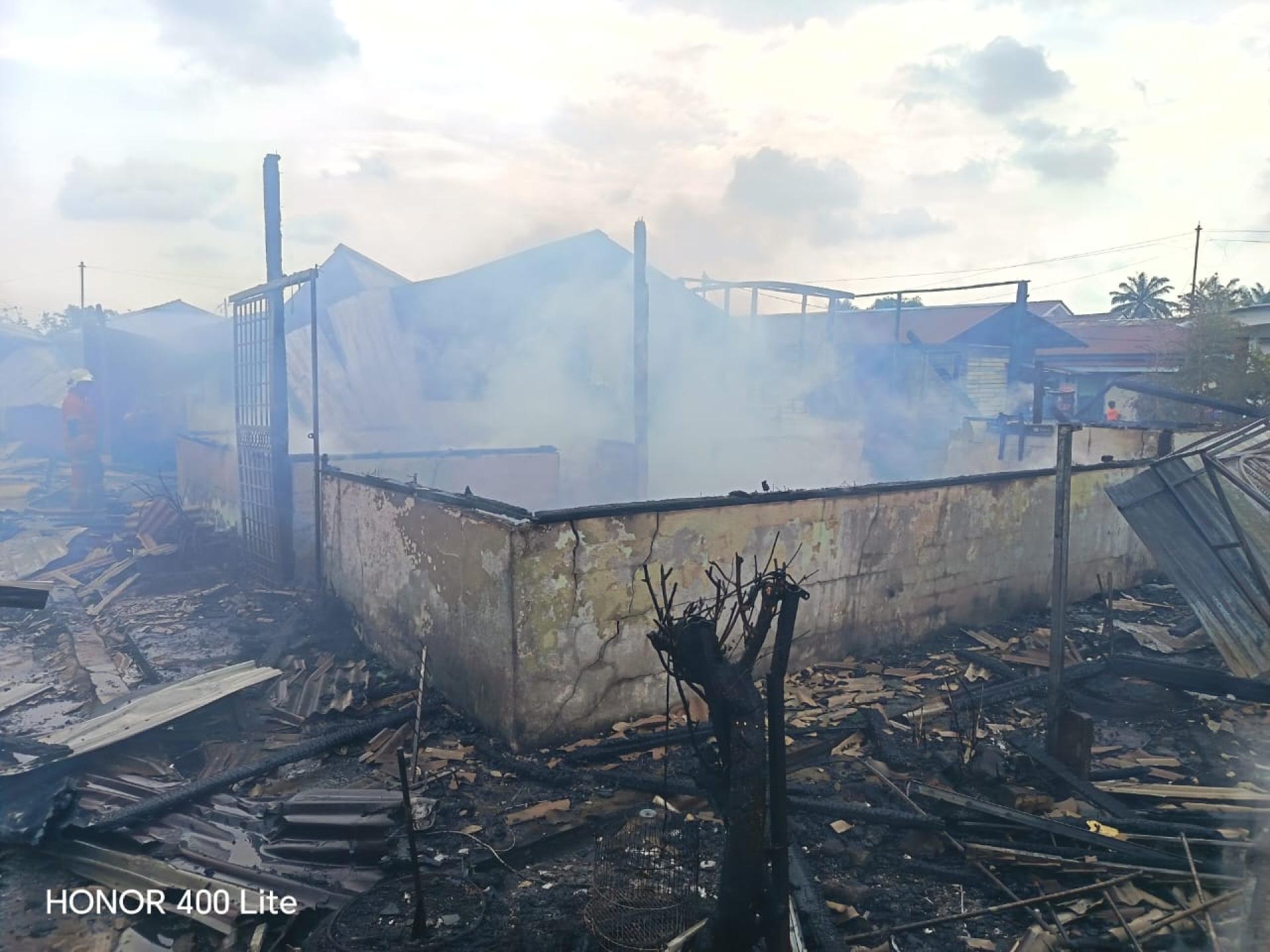 大火烧毁民宅，所幸无人伤亡。