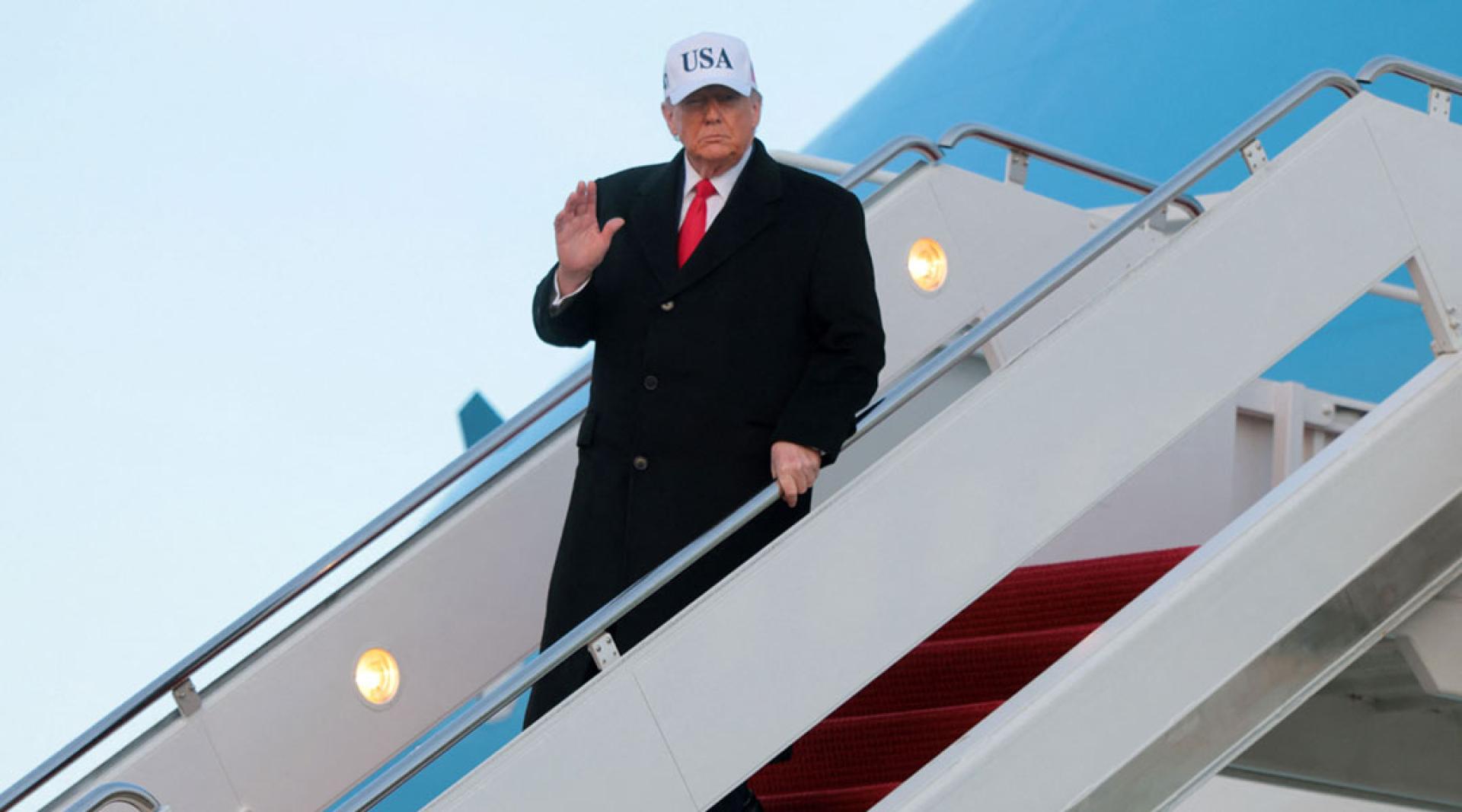 美国总统特朗普13日透过社交平台发出强硬动员令，公开呼吁伊朗示威者接管政府机构，又称美军的救援很快就到。