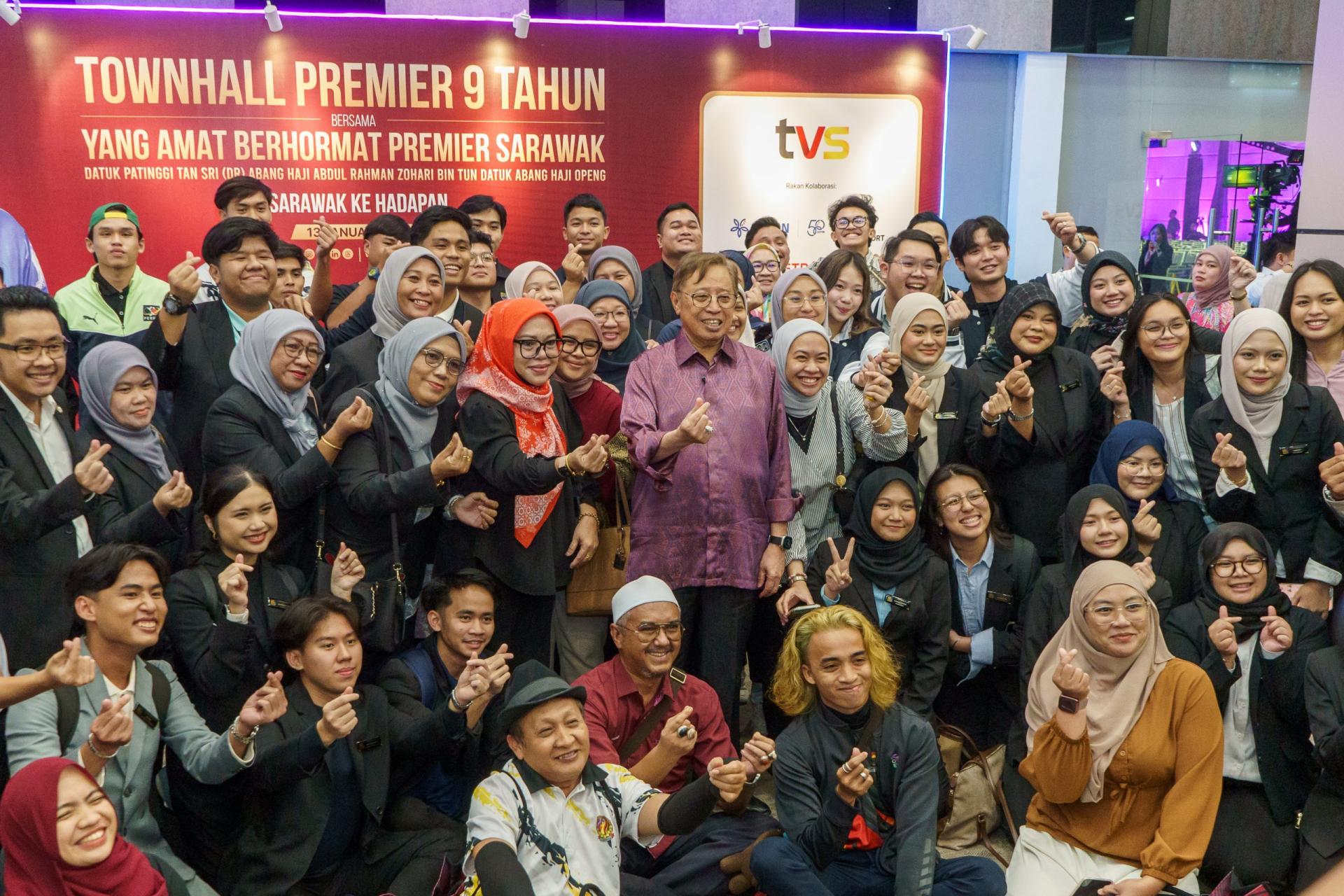 砂总理阿邦佐哈里与在场部门出席者合影。