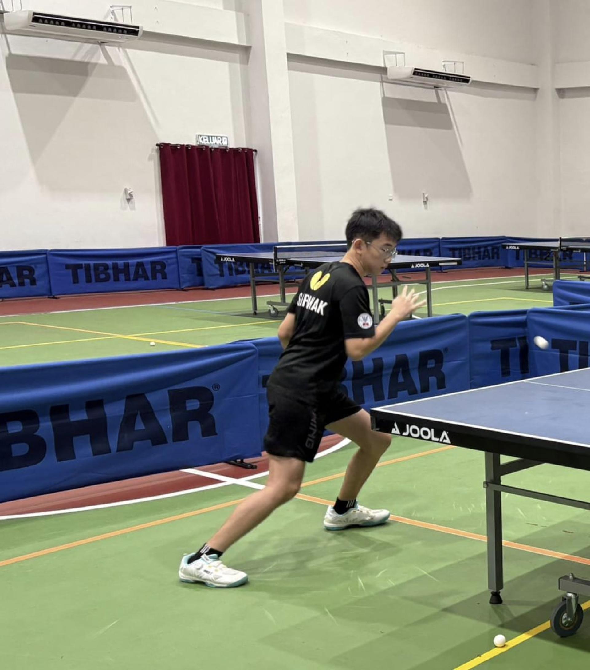 培中乒乓健将杨恩宏打球英姿。