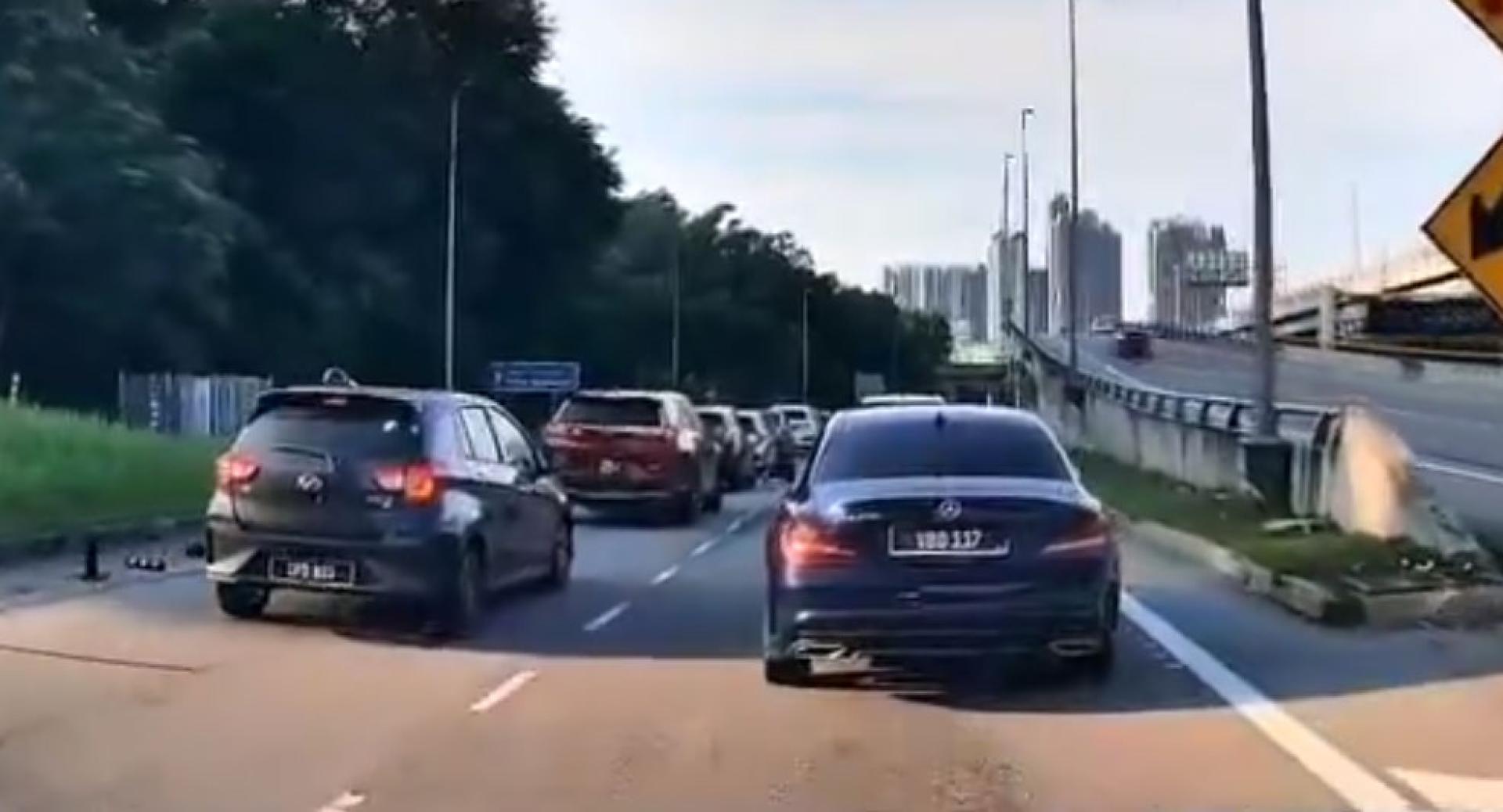 上班高峰期，车子停停走走。