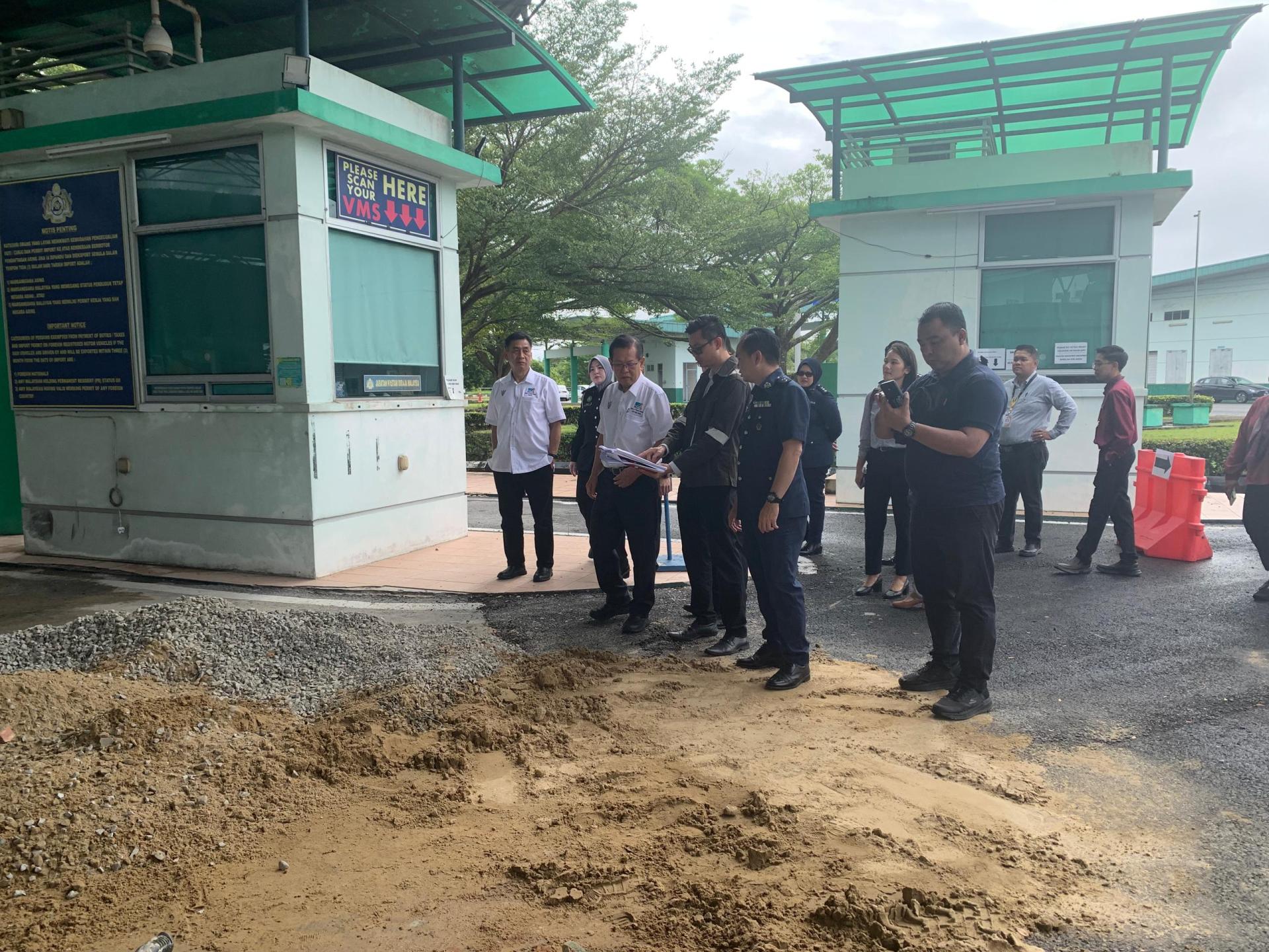 美里公共工程局副省工程师蔡忠恩（右3）向砂拉越交通部长拿督斯里李景胜汇报工程细节时摄。