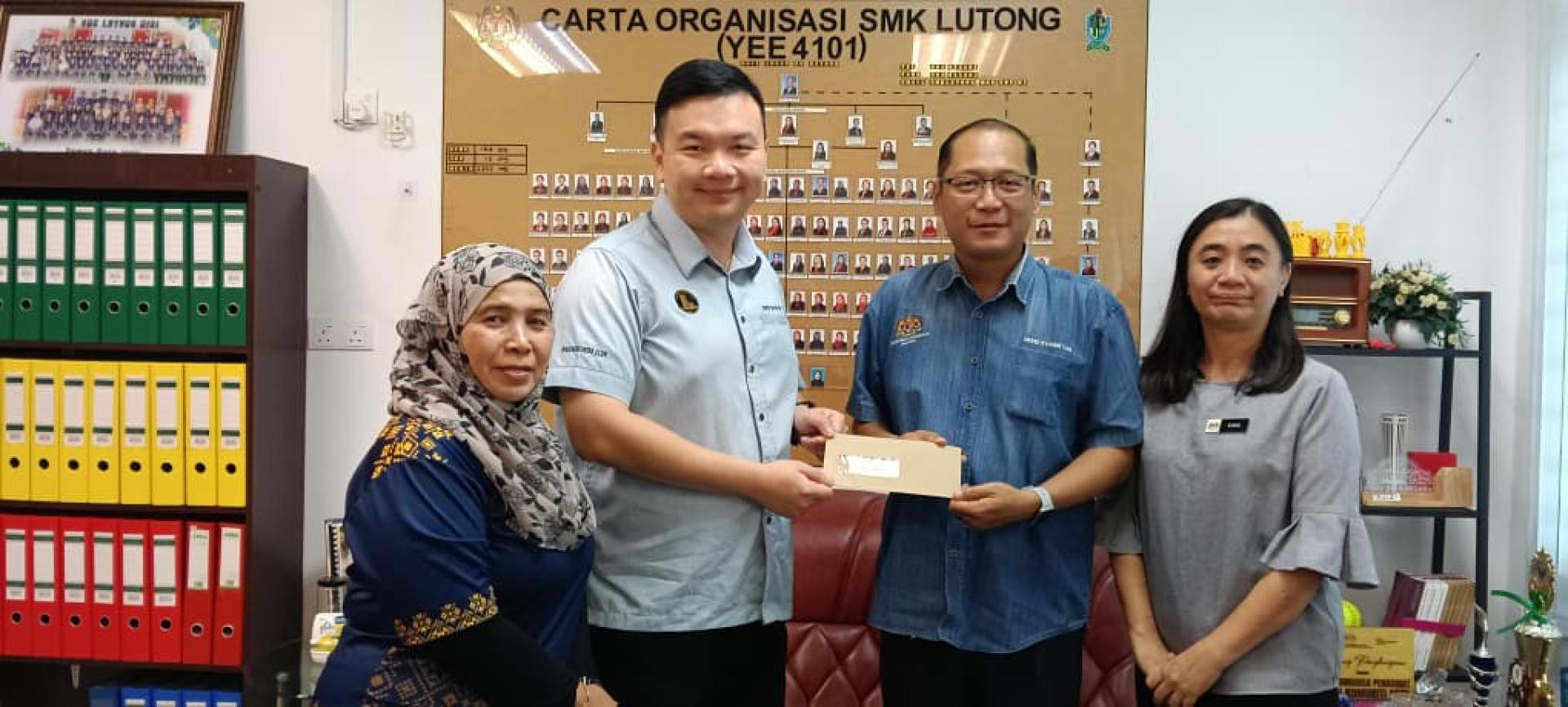 早前走访罗东国中时，校长陈明和提呈申请函予赵俊文时影。