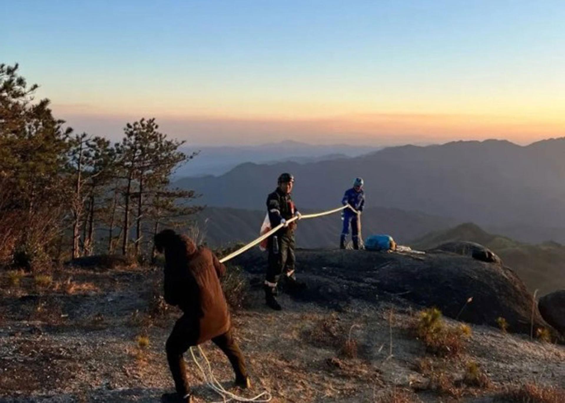 搜救人员到场开展救援。