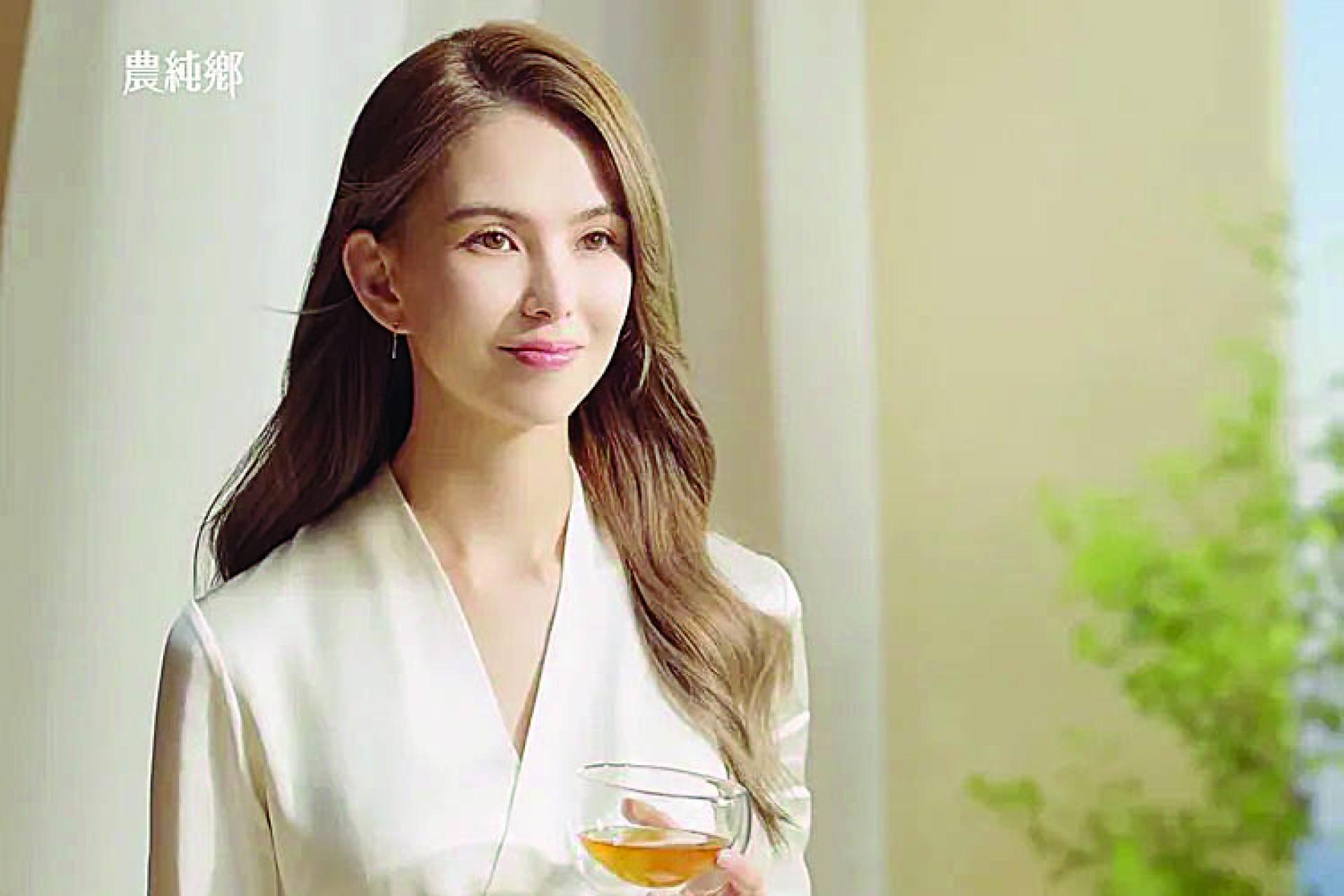 昆凌外型虽然宛如洋娃娃，个性却十分坚强。