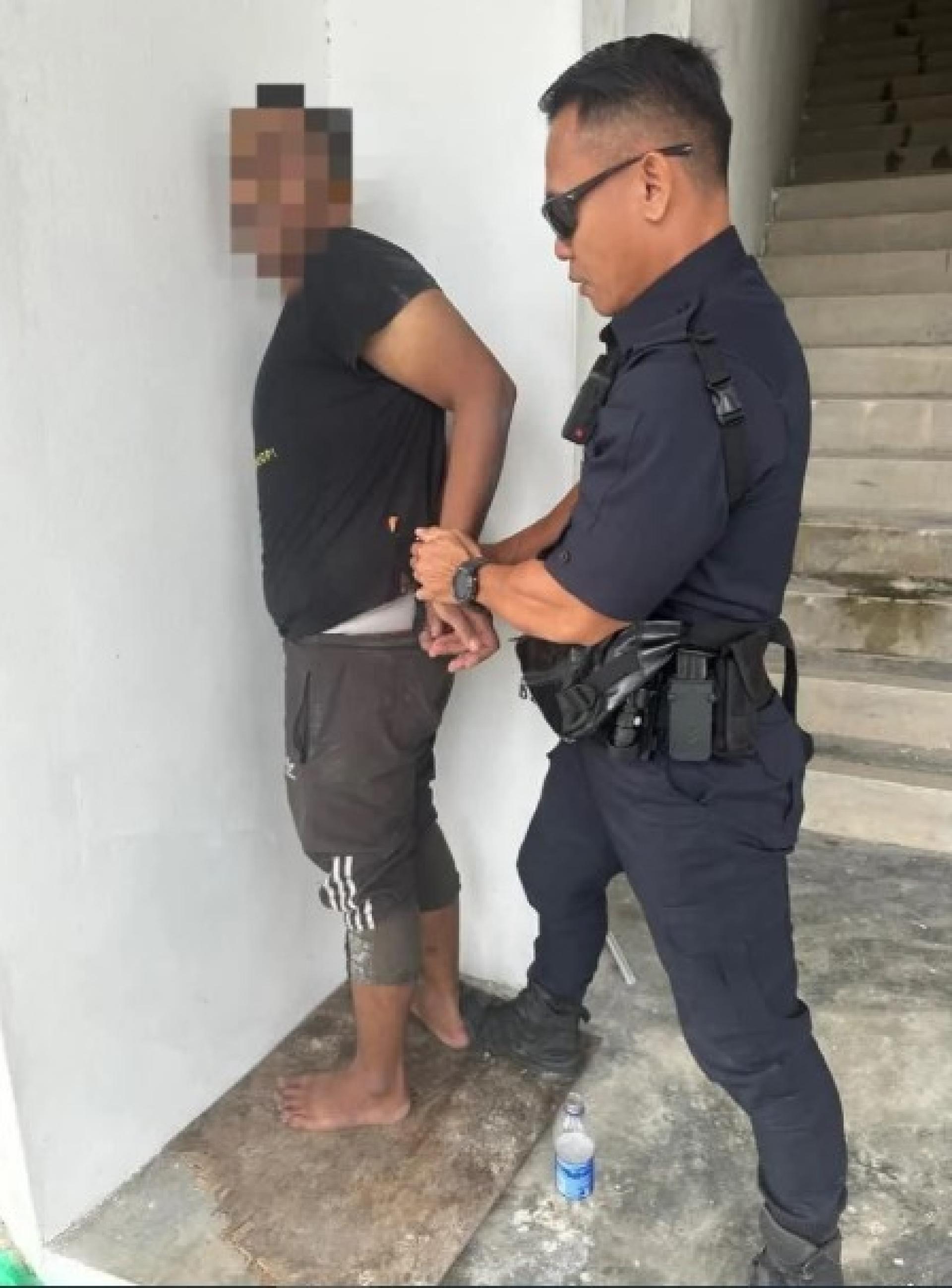 警方提供的照片显示，哥打三马拉汉机动巡逻警员在贝兰甘里亚商业区逮捕涉嫌剪断并盗窃电缆的嫌犯。