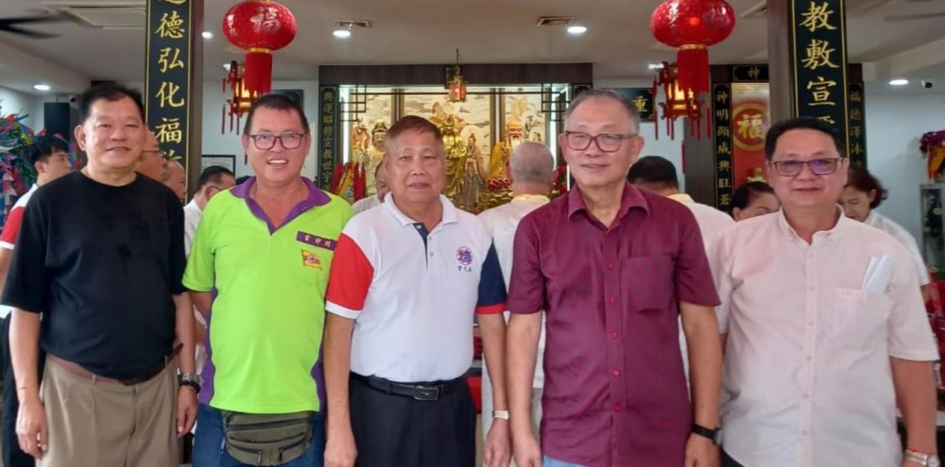 紫卯阁阁长温燕清（左2起）、紫戊阁阁长官锦镇、济兴善社社长陈瑞兴、拿督李奇生与陈中兴（左）就将在紫戊阁进行的中医义诊来交流。