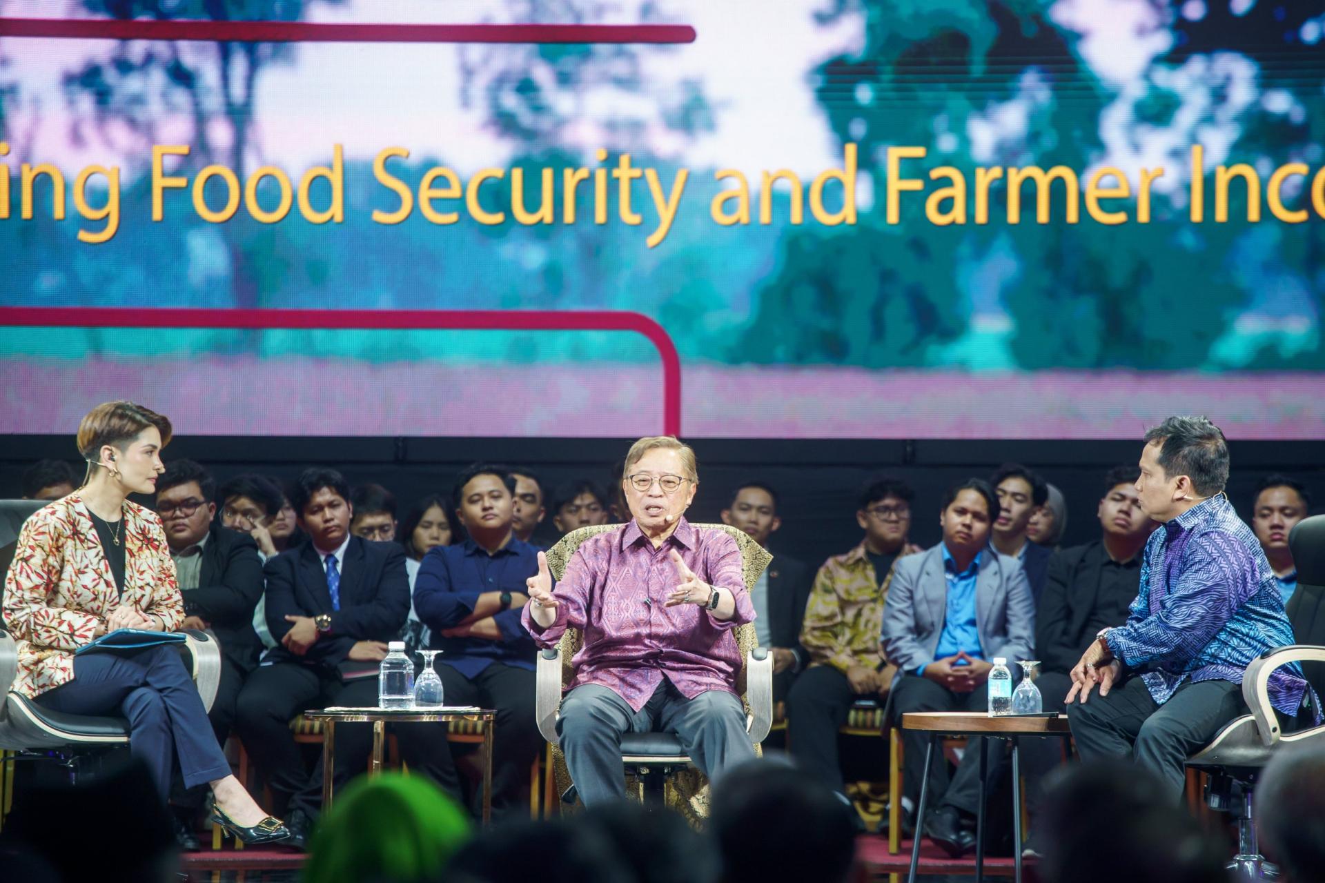 阿邦佐哈里（中）接受主持人访问一瞥。