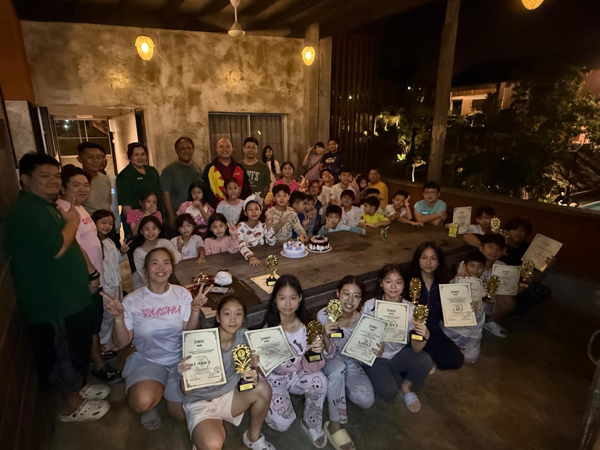 出席者在君伦专业武术训练中心在召开常年会员大会暨举行理事会改选及家庭日团建活动上大合照。