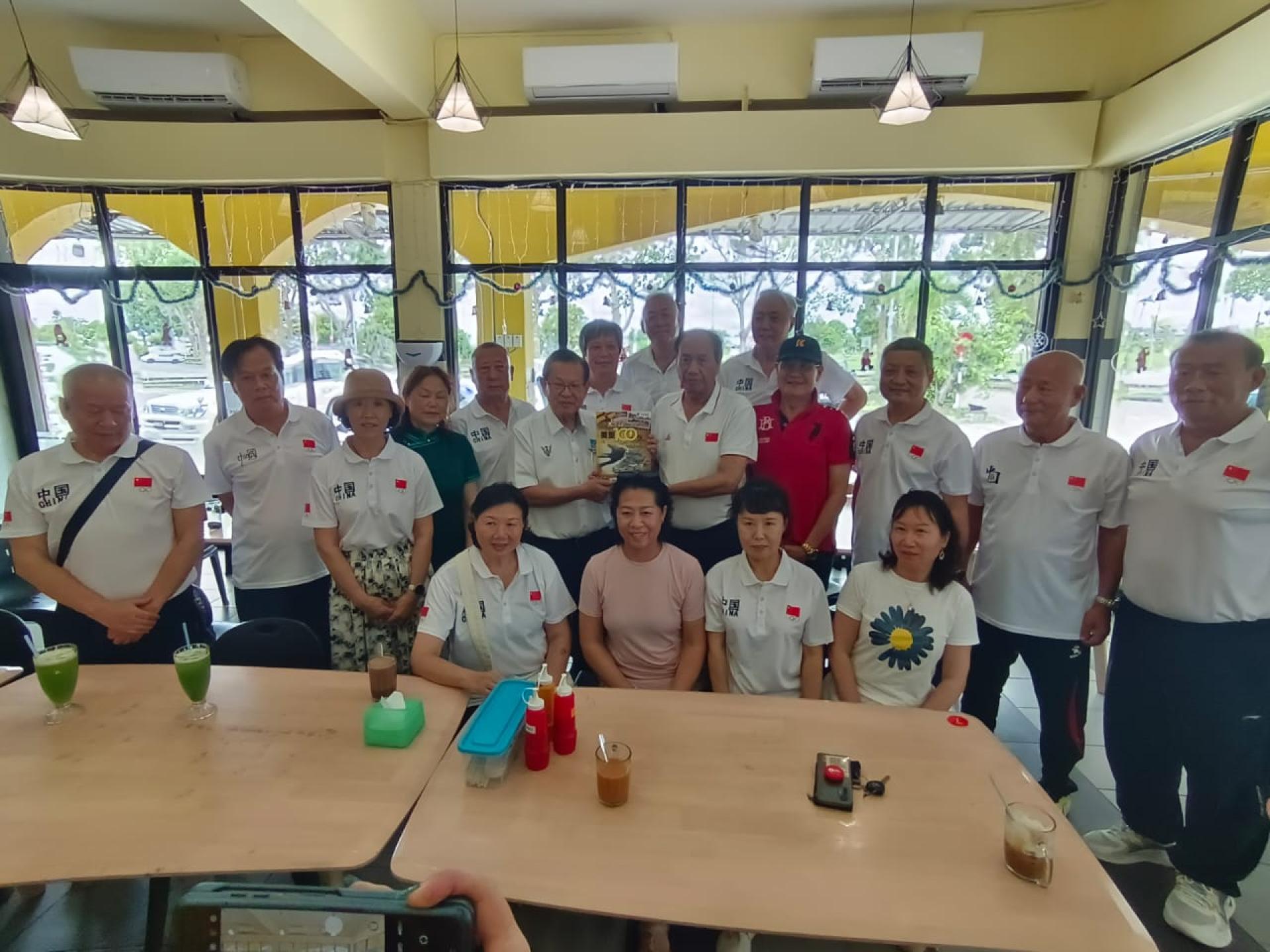 李景胜（站者左6）赠送纪念品给段福荣（右6），与中国友好城市篮球协会队友及家眷合照。