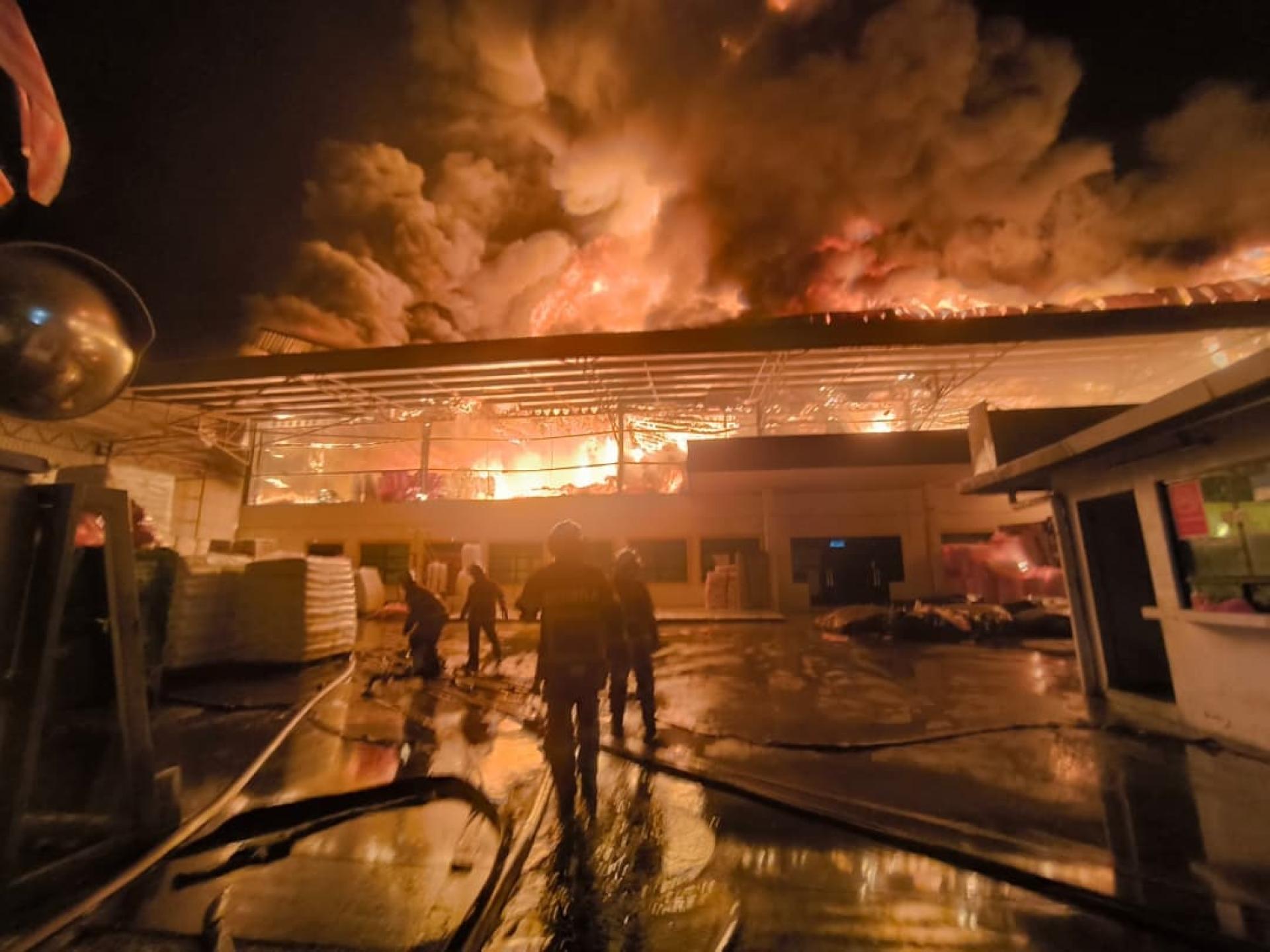 熊熊大火烧毁工厂，浓烟滚滚，场面骇人。