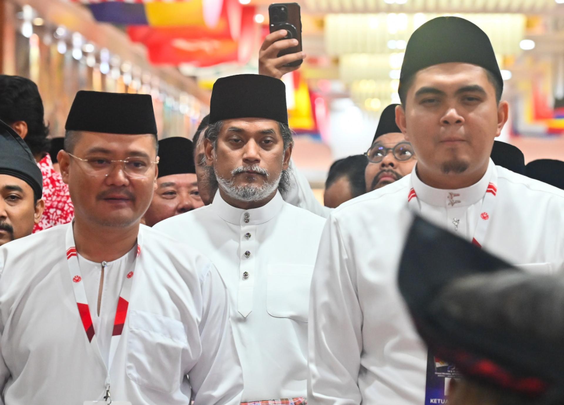 3年前被开除党籍的凯里亲临巫青团全国代表大会，成为全场焦点。