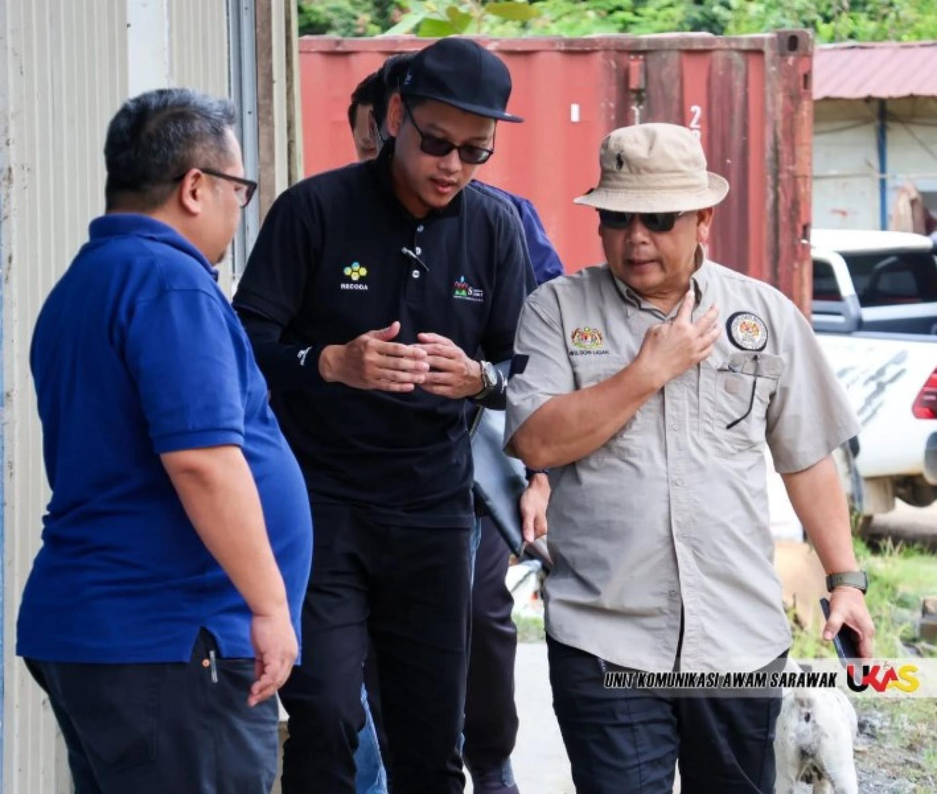 威尔逊（右）聆听代表汇报工程进展。