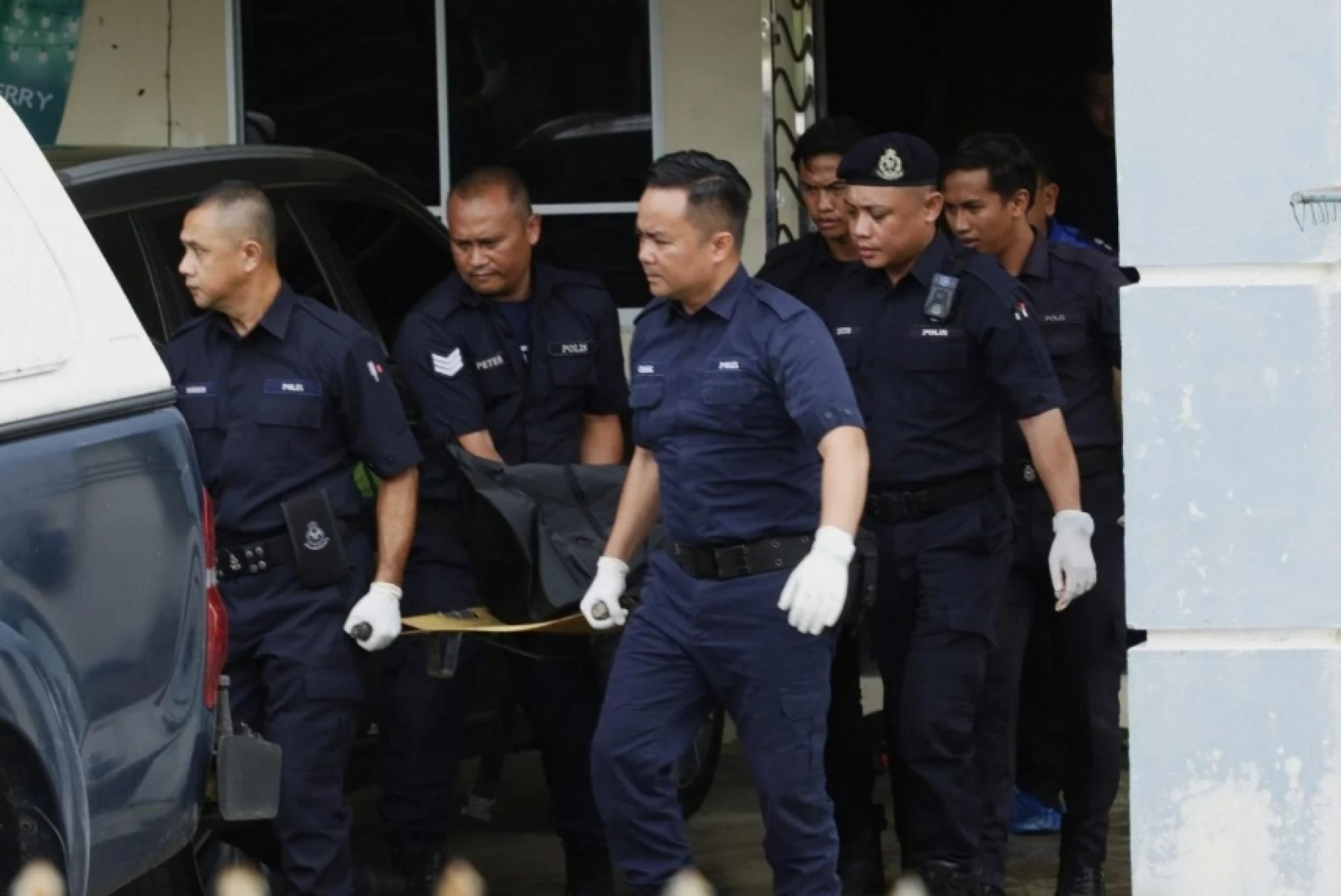 警方昨日将两名受害者的遗体送往医院。