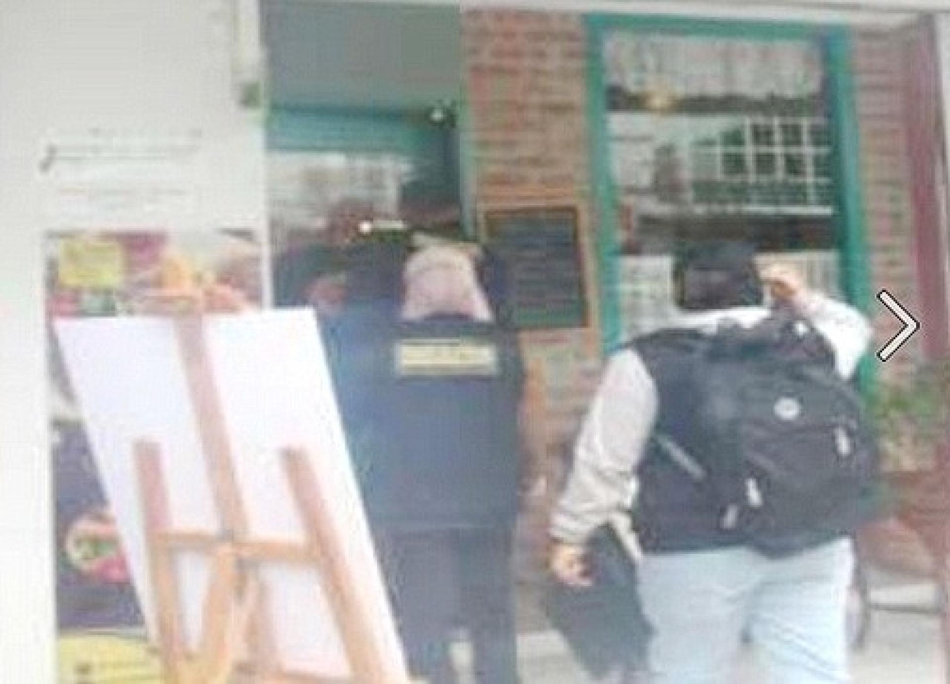 执法人员展开突击检查行动