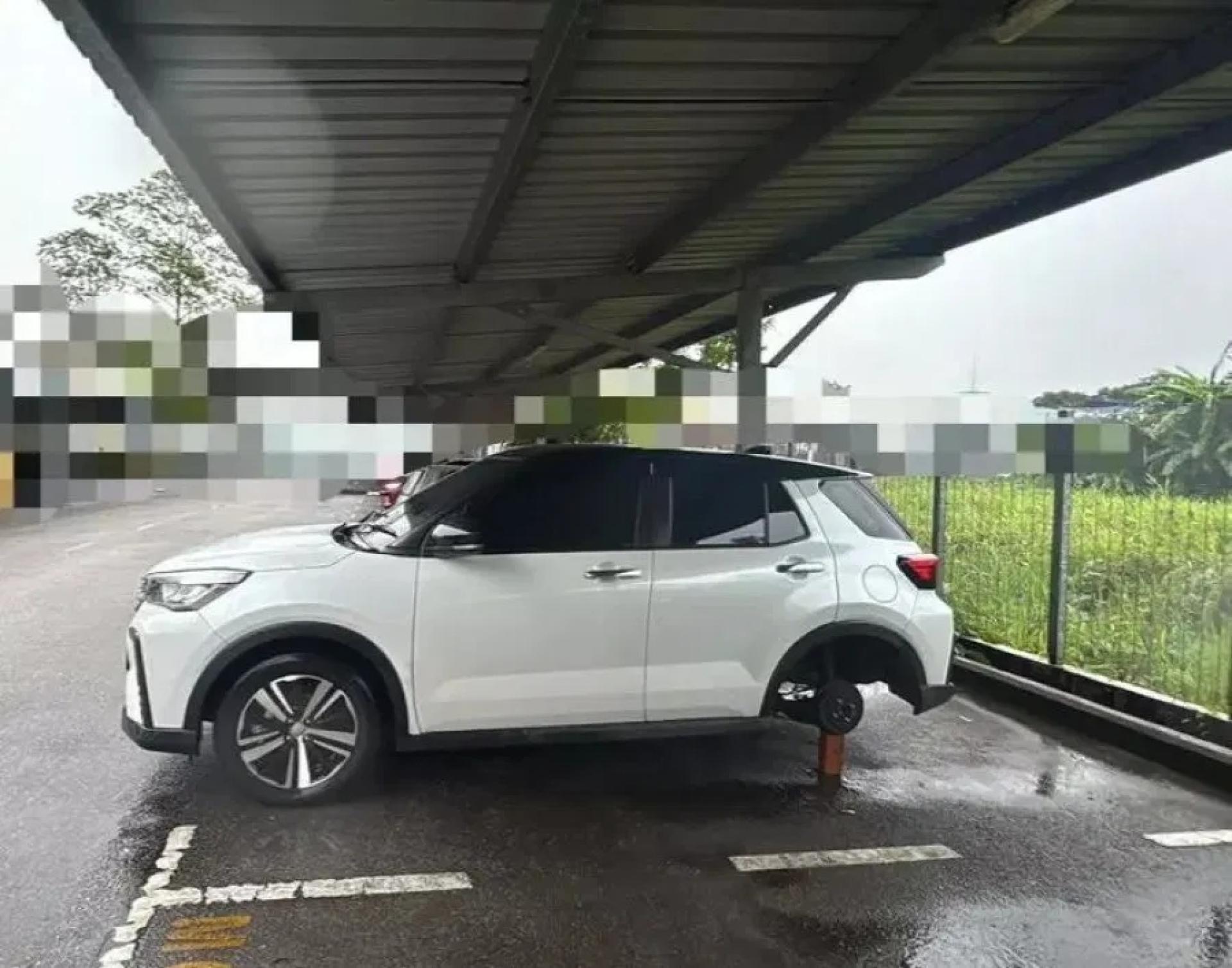 停放在公寓的第二国产ATIVA轿车，倒霉被不法之徒相中，以红砖换走两个合金轮辋。