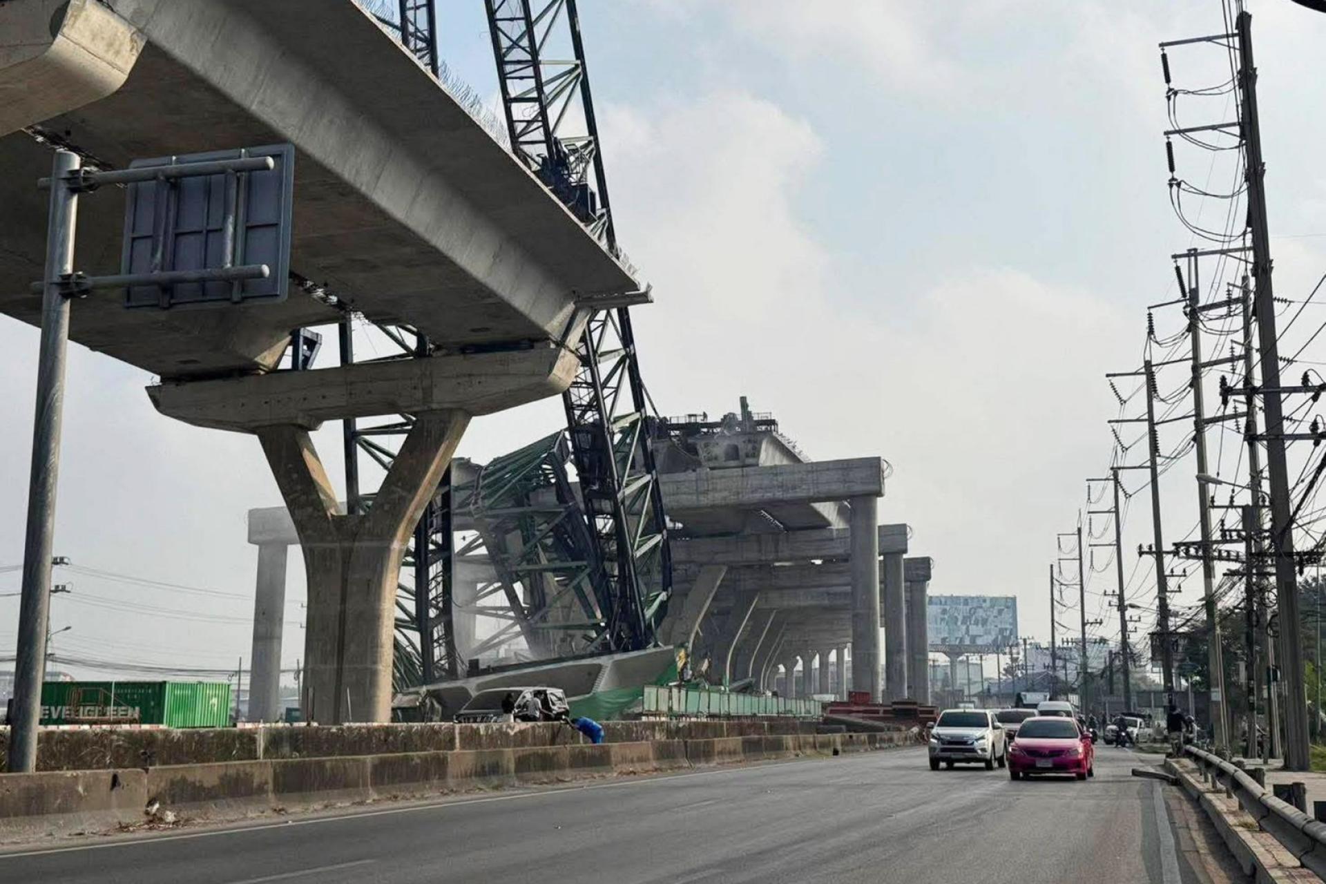 施工起重机倒塌事故现场。（图：新华社）